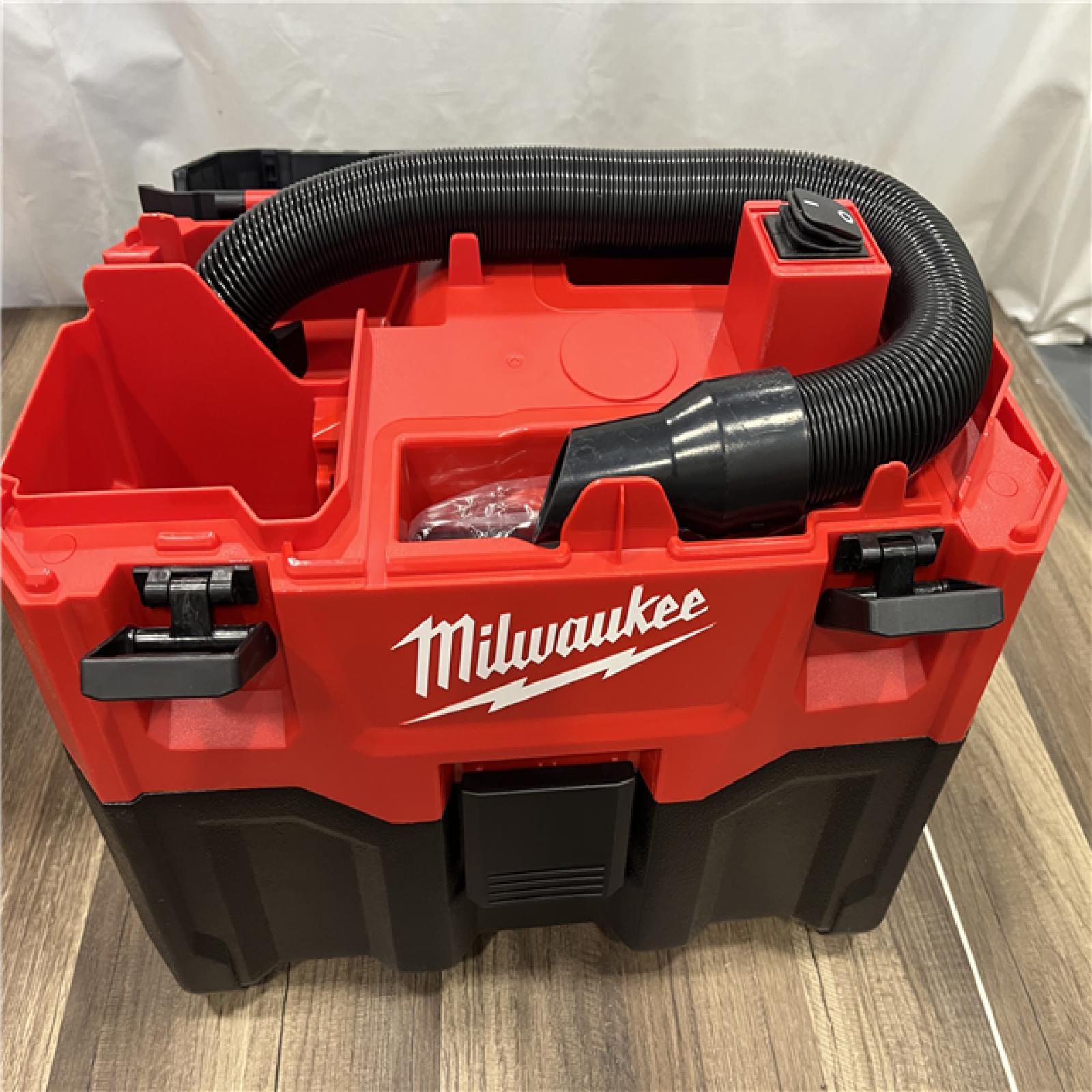 GOOD Milwaukee M18 Vacuum 2Gal 6  Hose Access Bare Tool
