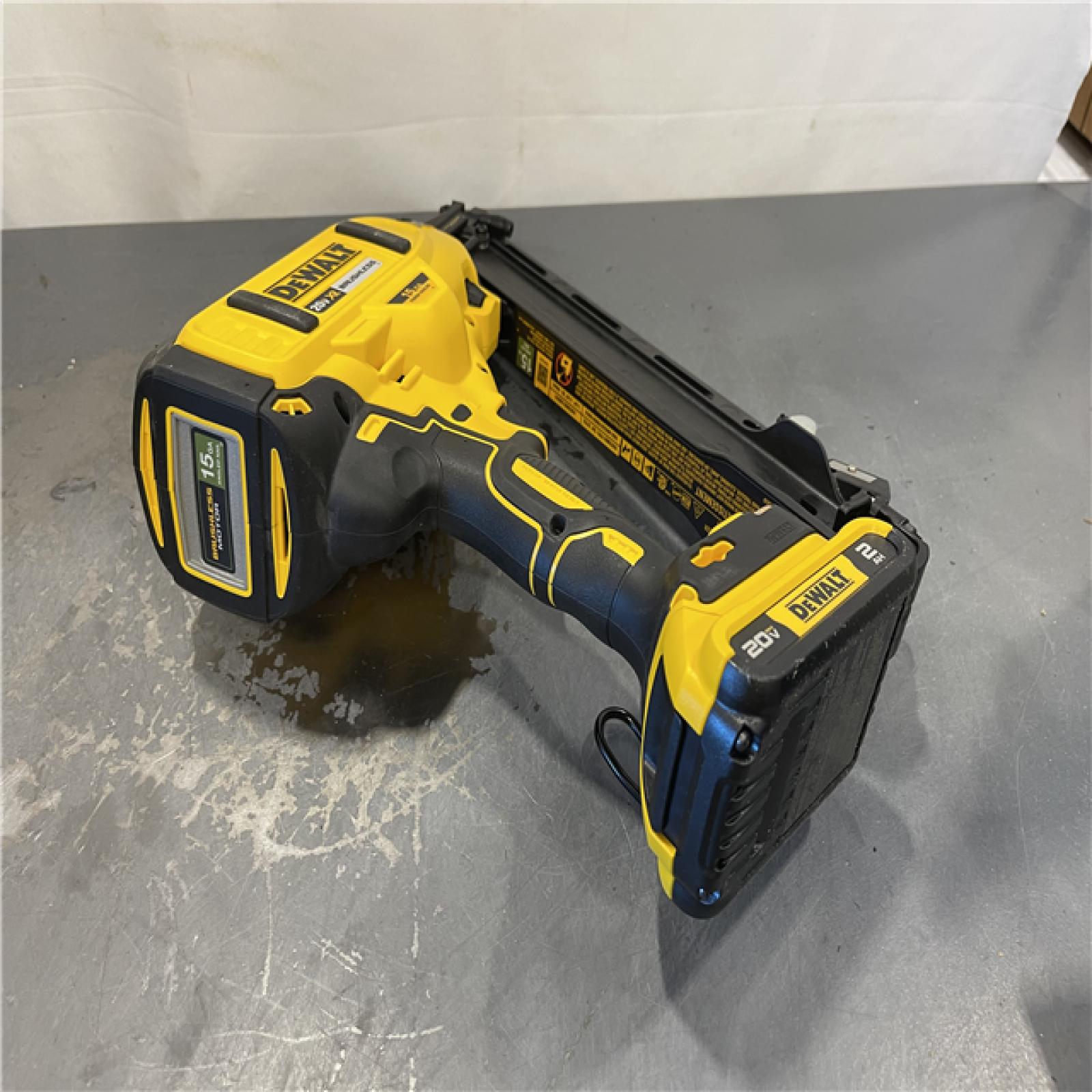AS-IS - DEWALT 20V MAX XR Lithium-Ion Cordless 2-1/2 in. 15-Gauge Finish Nailer Kit