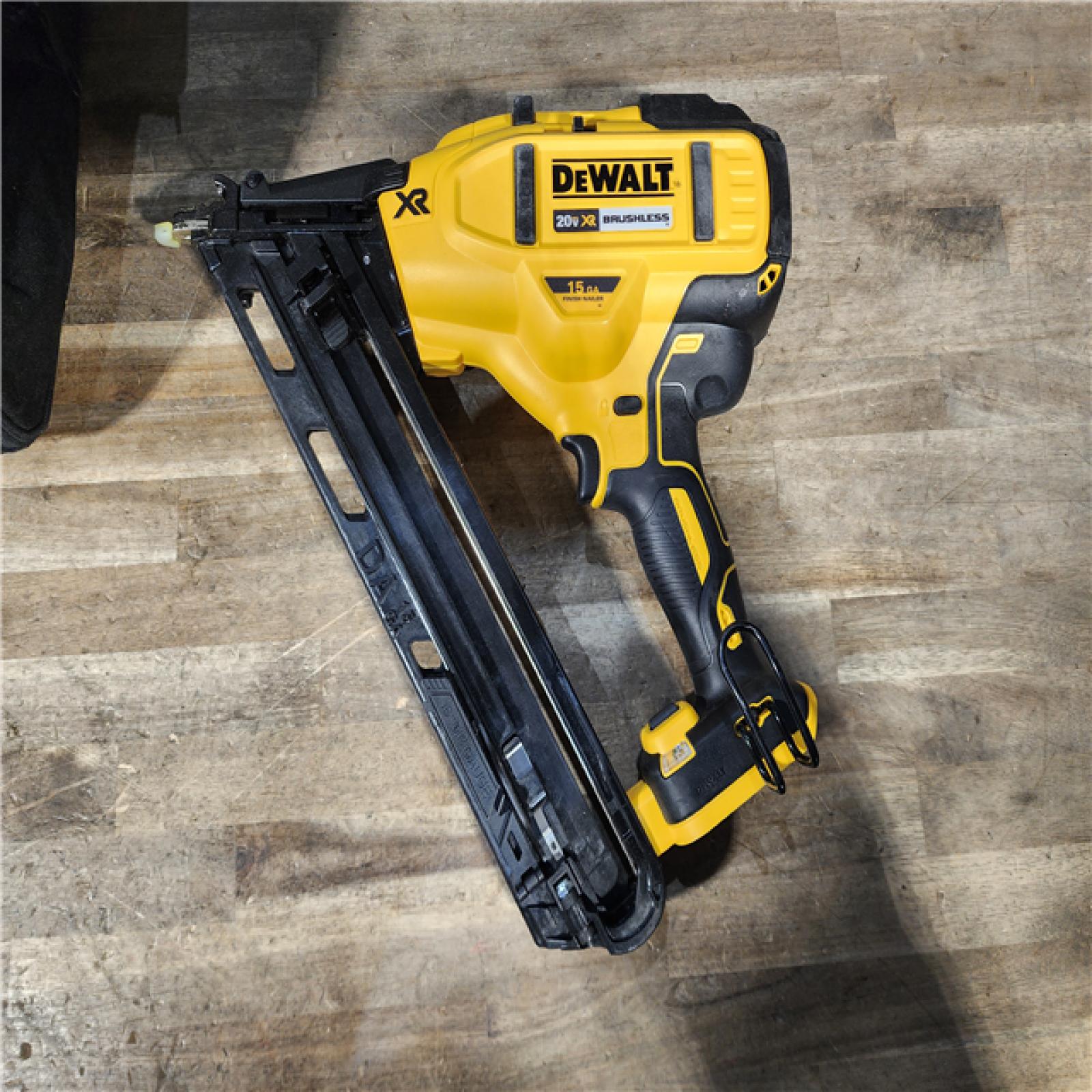 HOUSTON LOCATION - AS-IS DeWalt 15 GA ANGLED FINISH NAILER KIT W/ BATTERY & CHARGER
