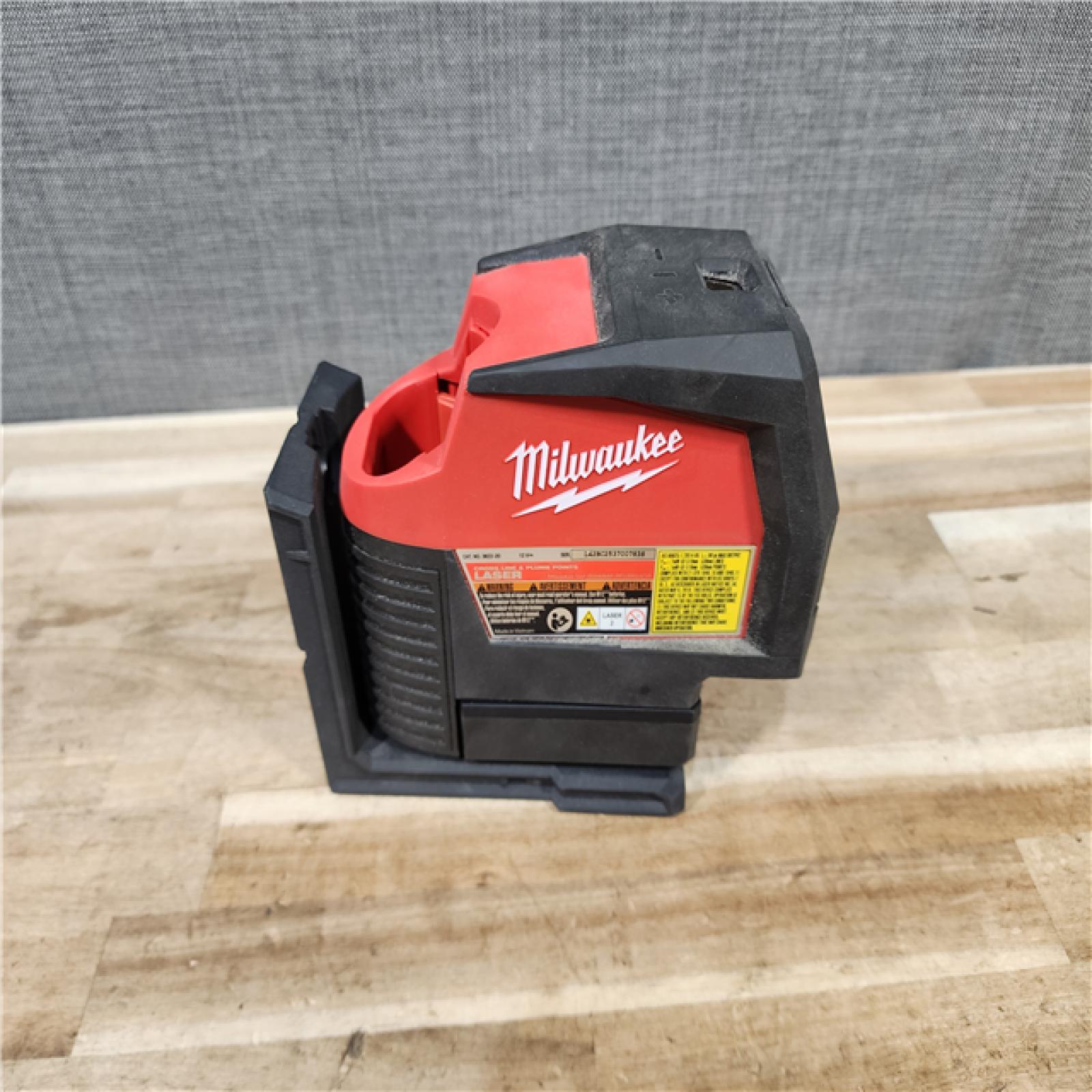 HOUSTON LOCATION - AS-IS (APPEARS LIKE NEW) Milwaukee 12-Volt Lithium-Ion Cordless Green 125 ft. Cross Line and Plumb Points Laser Level (Tool-Only)