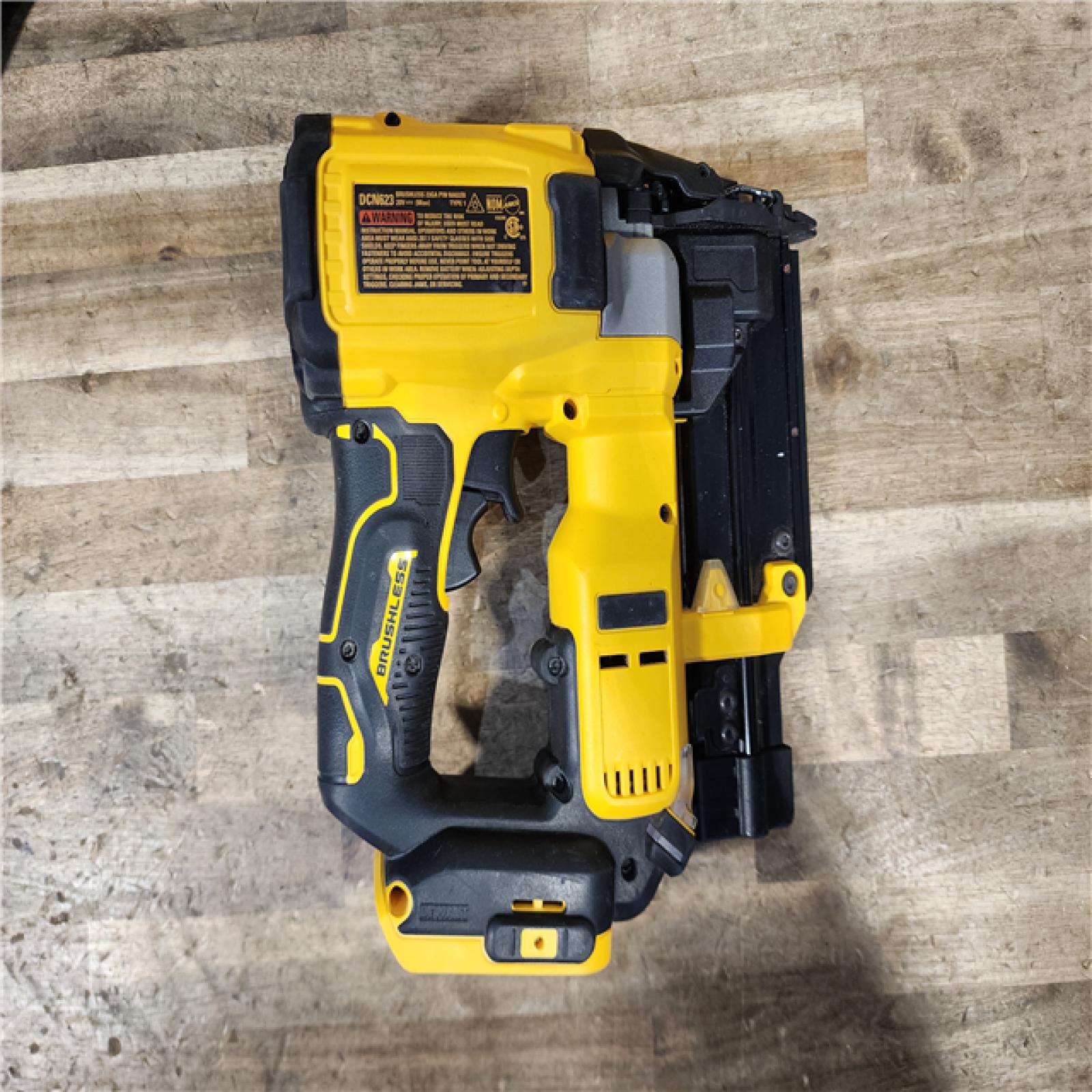 HOUSTON LOCATION - AS-IS DEWALT ATOMIC 20V MAX Lithium Ion Cordless 23 Gauge Pin Nailer Kit