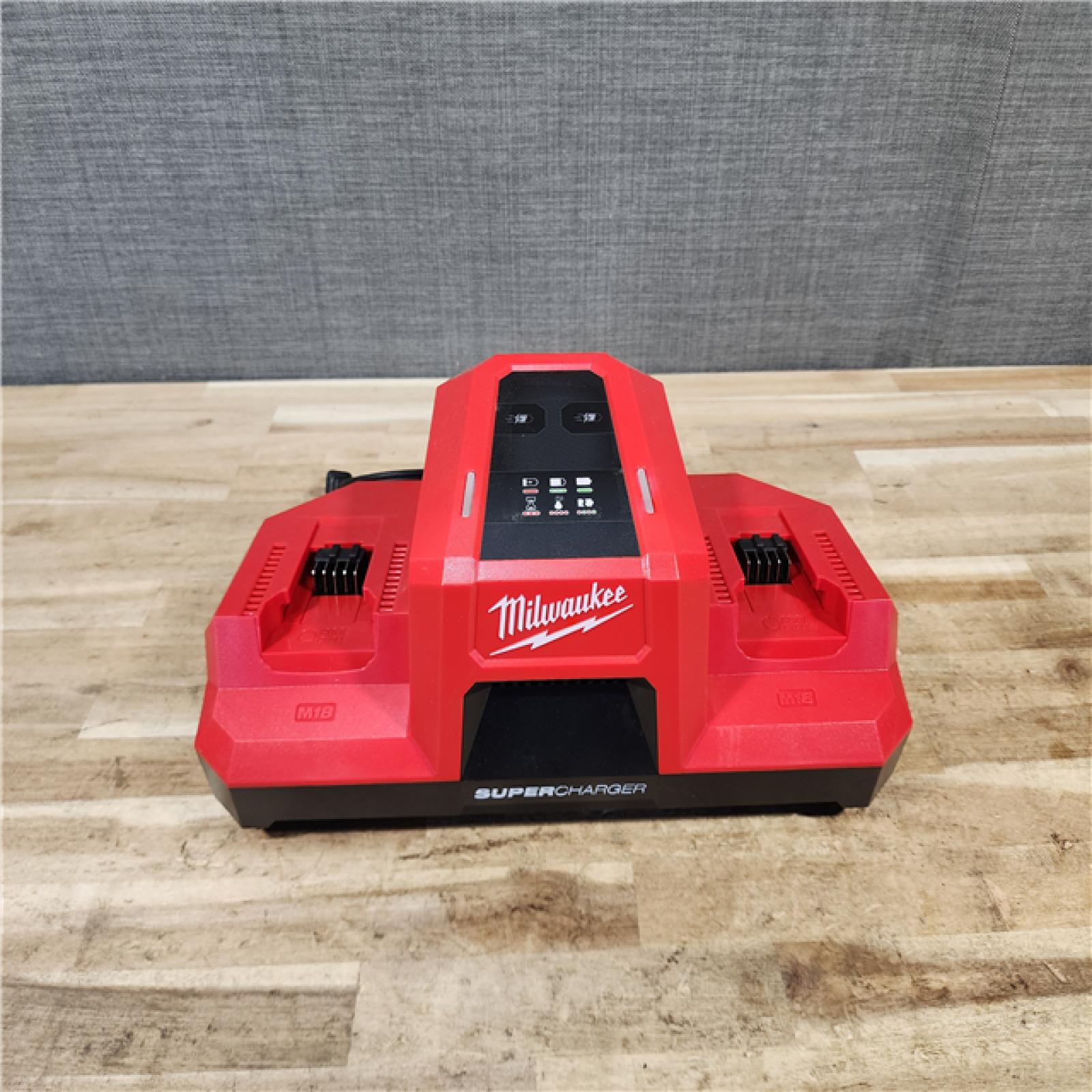 HOUSTON LOCATION - AS-IS Milwaukee M18 18V Dual Bay Simultaneous Super Charger (Tool-Only)