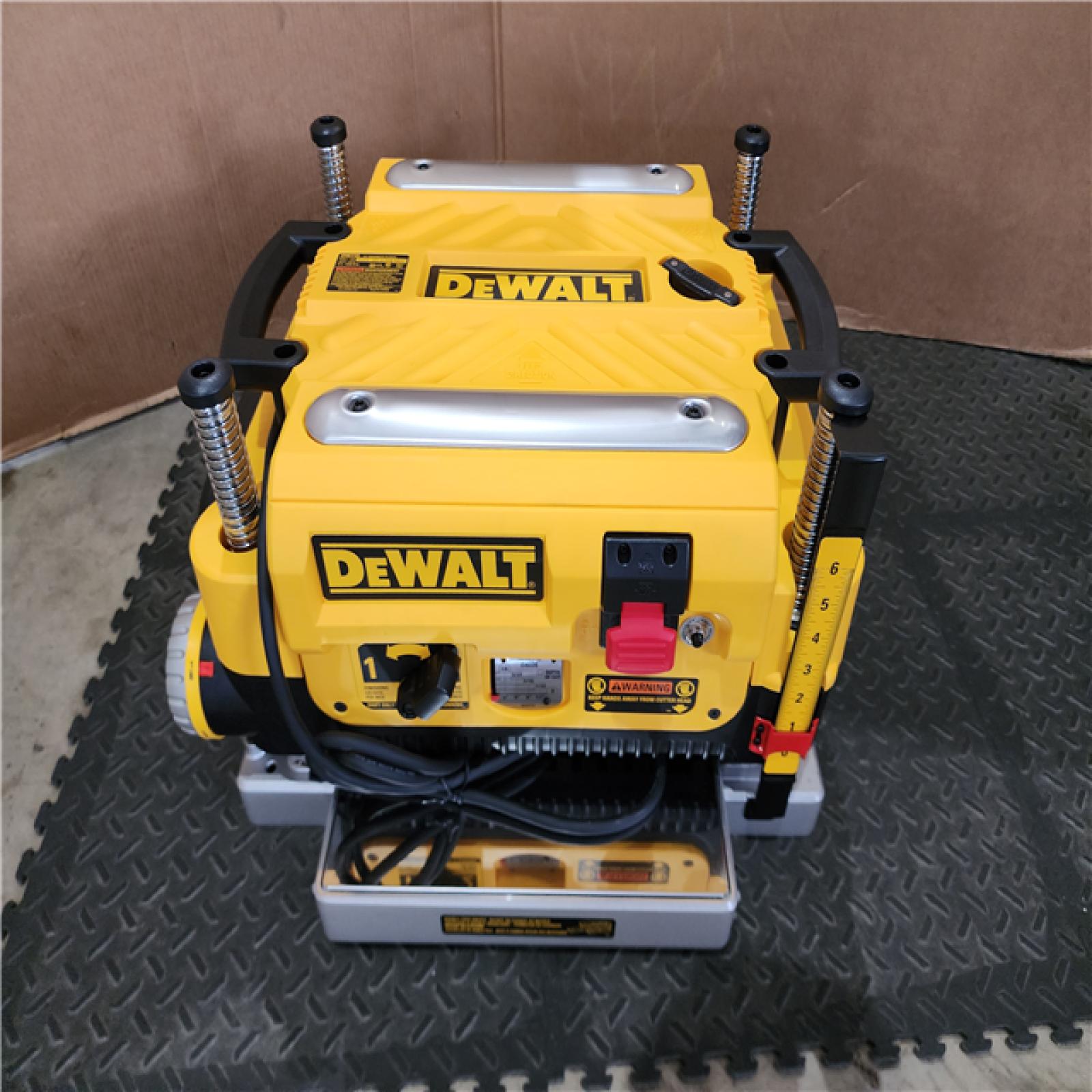 HOUSTON LOCATION - AS-IS (APPEARS LIKE NEW) DEWALT 13 2 Speed 3-Knife Thickness Planer