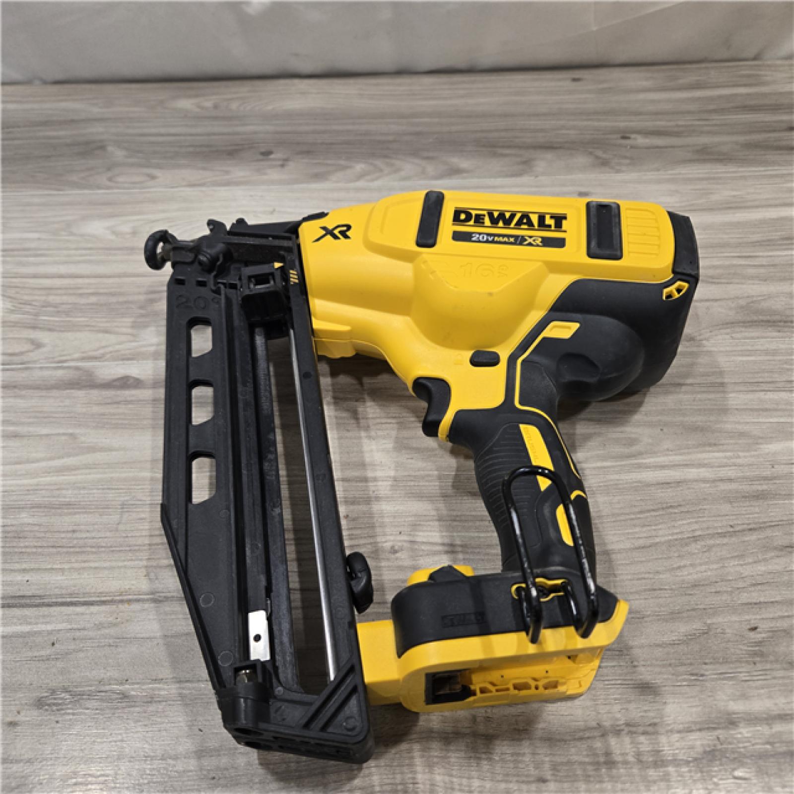 AS-IS DeWalt 20V 16 Gauge Cordless Angled Finish Nailer Kit