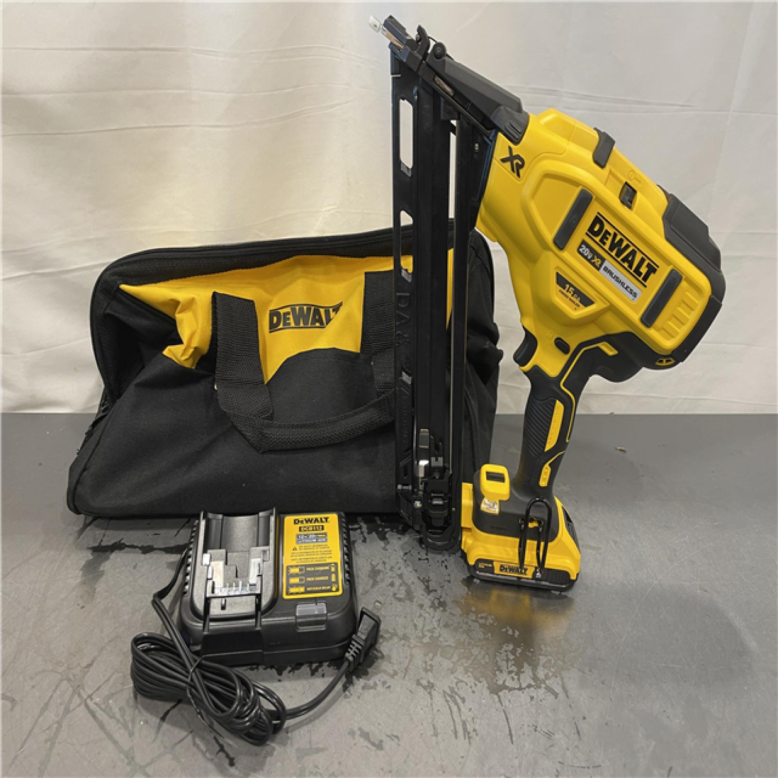 AS-IS - DeWalt 20V MAX XR Lithium-Ion Cordless 2-1/2 in. 15-Gauge Finish Nailer Kit