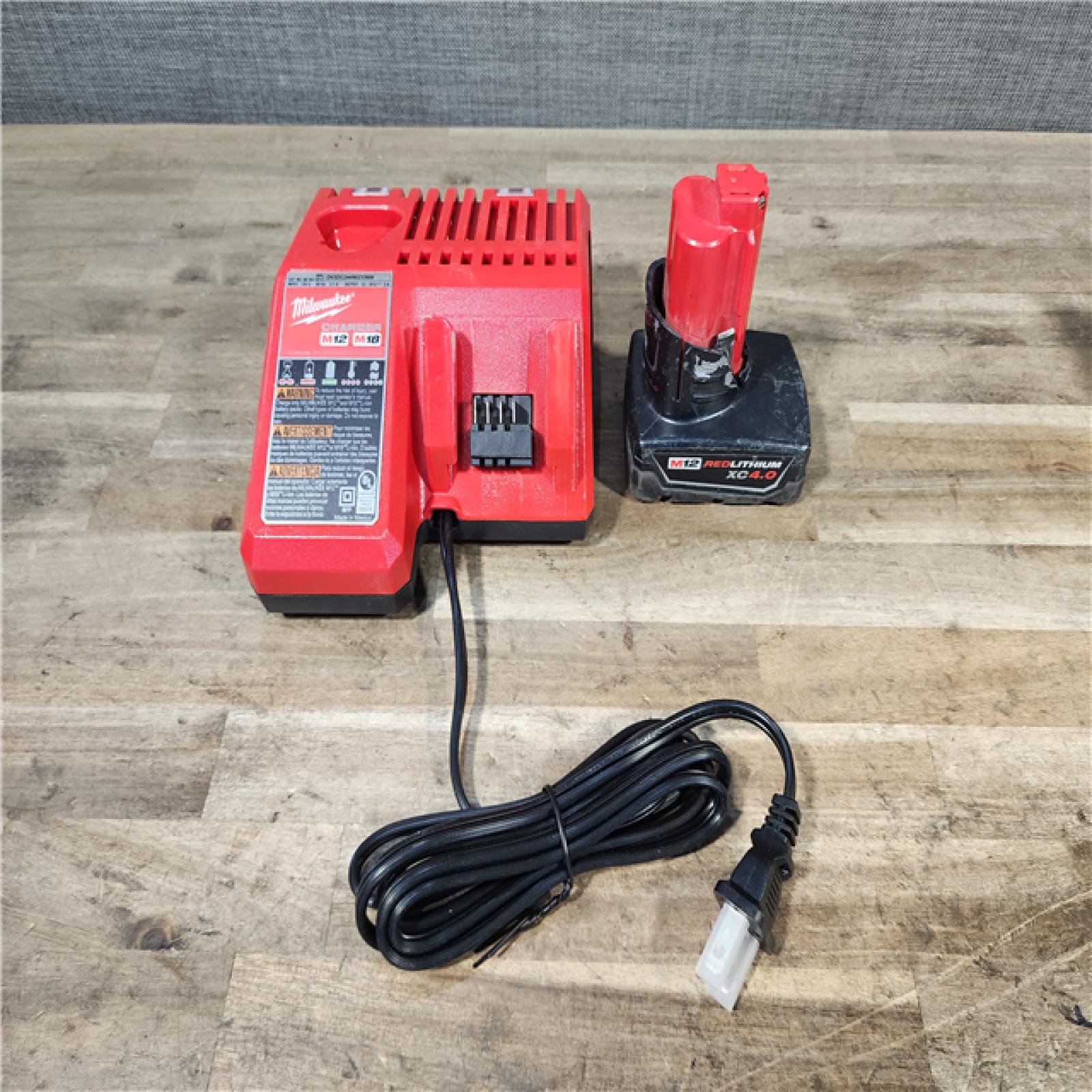 HOUSTON LOCATION - AS-IS Milwaukee Green 125 Ft. Cross Line and Plumb Points Laser Level Kit