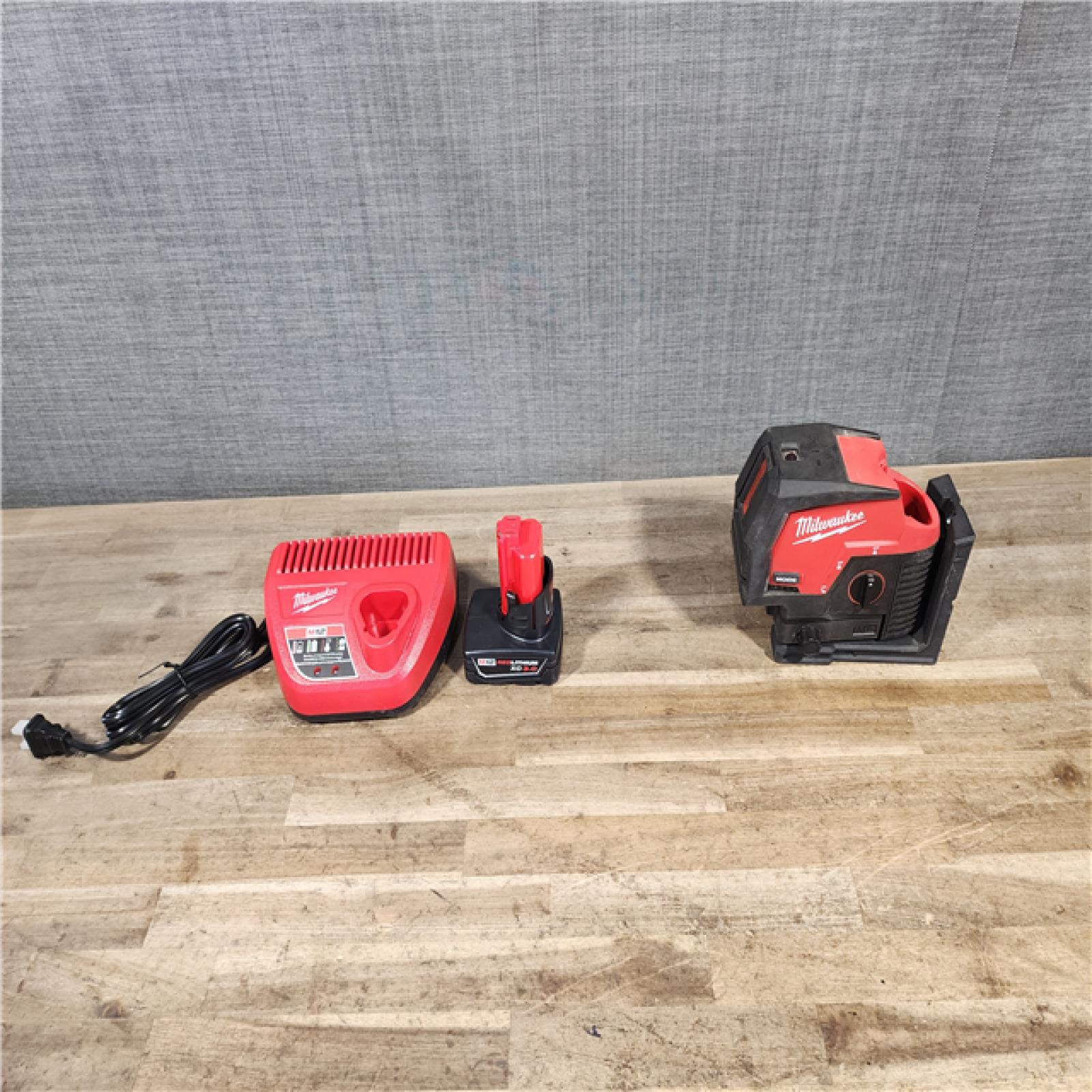 HOUSTON LOCATION - AS-IS Milwaukee Green 125 Ft. Cross Line and Plumb Points Laser Level Kit