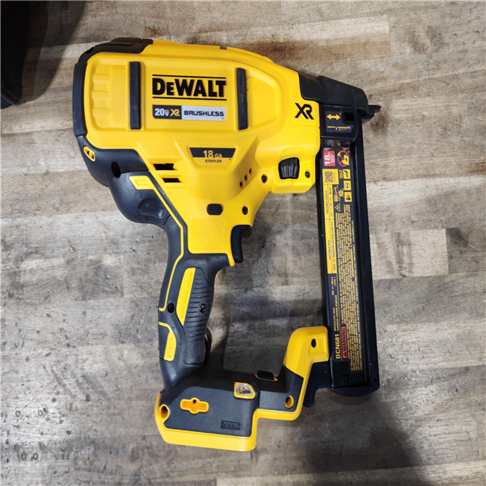 HOUSTON LOCATION - AS-IS DeWALT DCN681D1 20V MAX 18ga Cordless Brushless Narrow Crown Stapler Kit w/ BATTERY & CHARGER