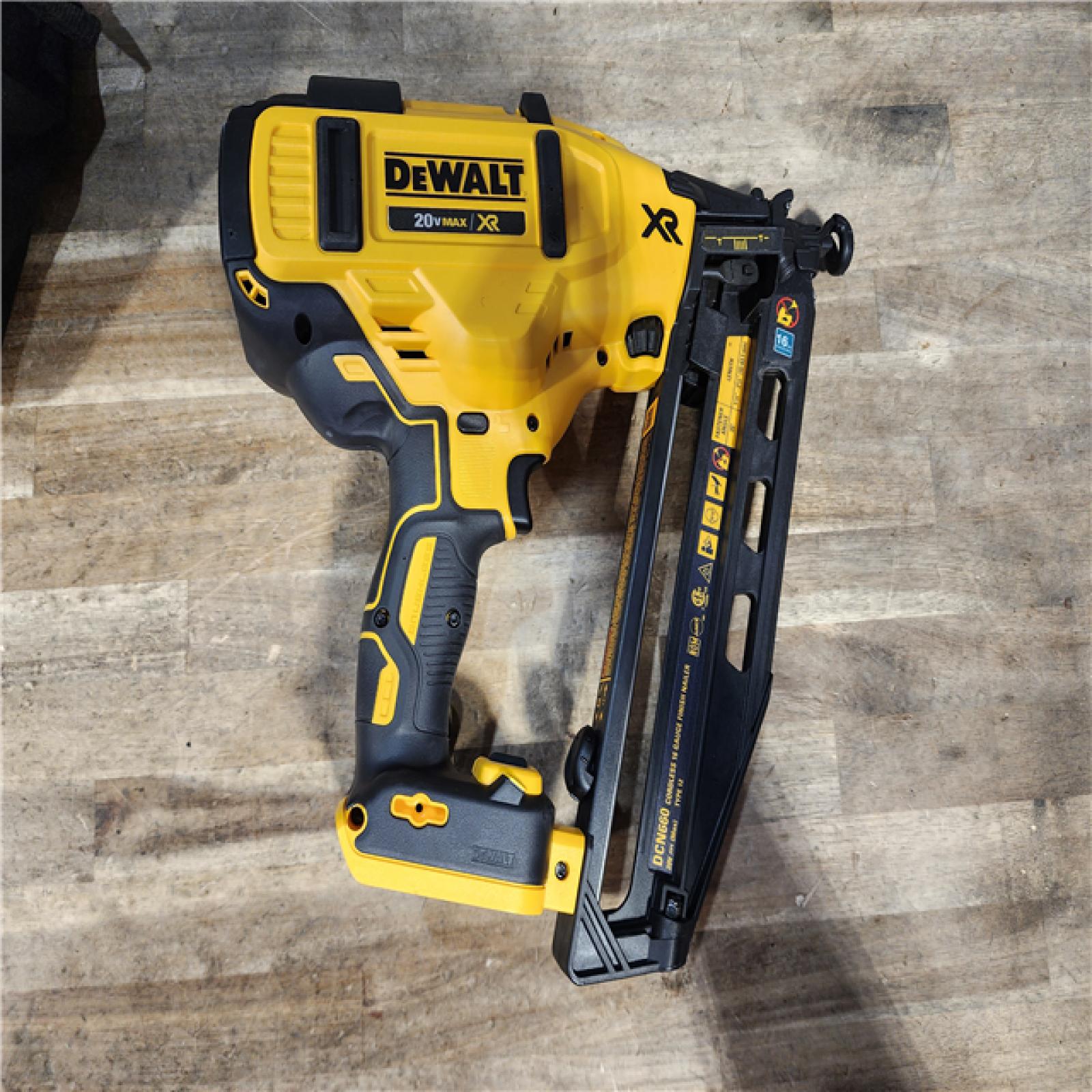 HOUSTON LOCATION - AS-IS DEWALT 20V MAX XR 16-Gauge Electric Cordless Angled Finishing Nailer Kit