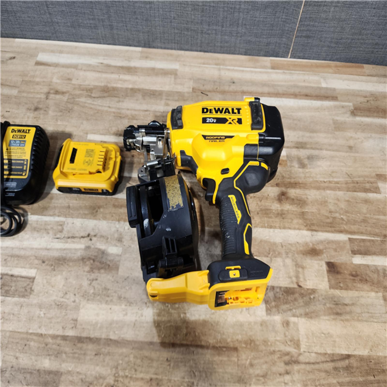 HOUSTON LOCATION - AS - IS DEWALT 20V MAX Lithium-Ion 15-Degree Electric Cordless Roofing Nailer Kit
