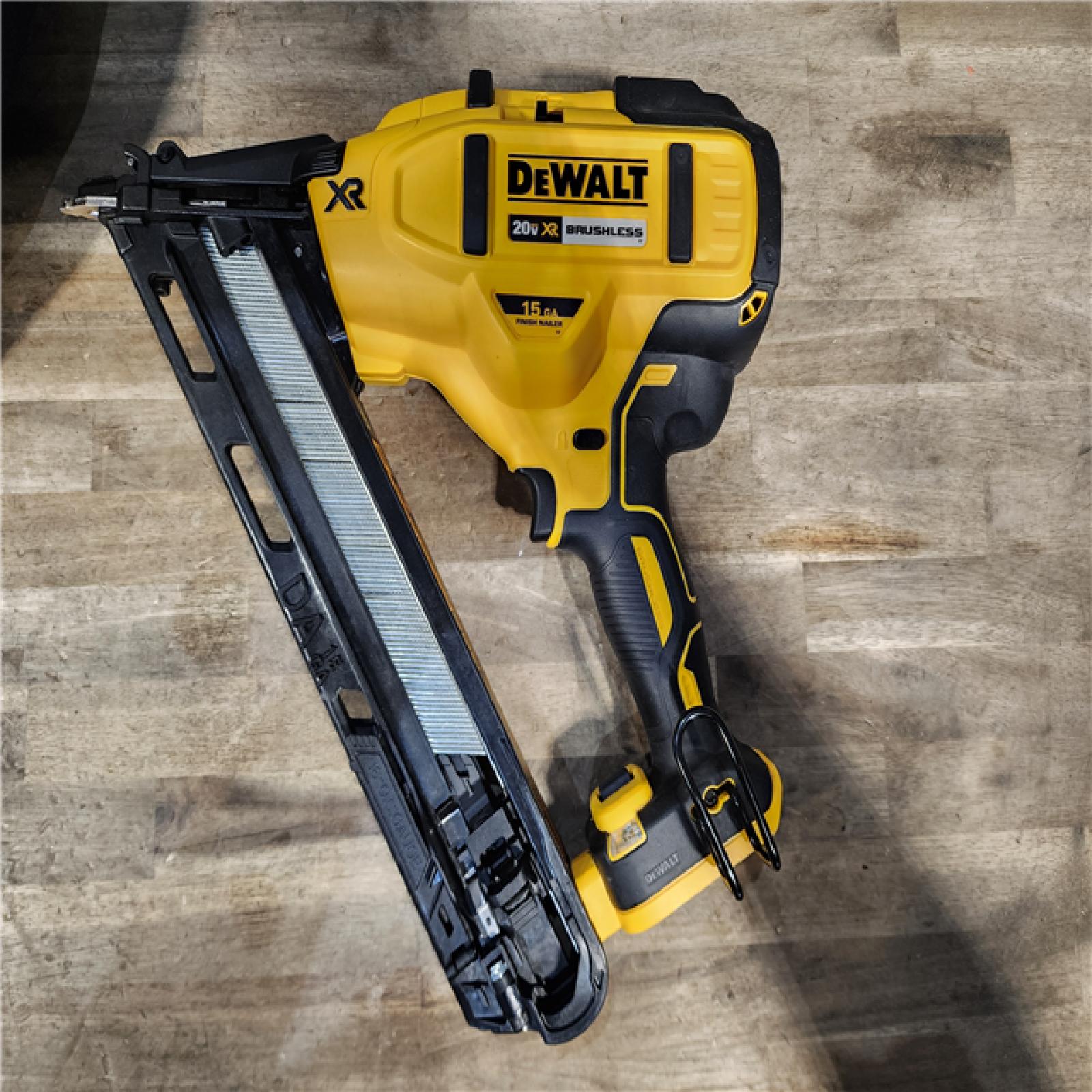 HOUSTON LOCATION - AS-IS DeWalt 15 GA ANGLED FINISH NAILER KIT W/ BATTERY & CHARGER