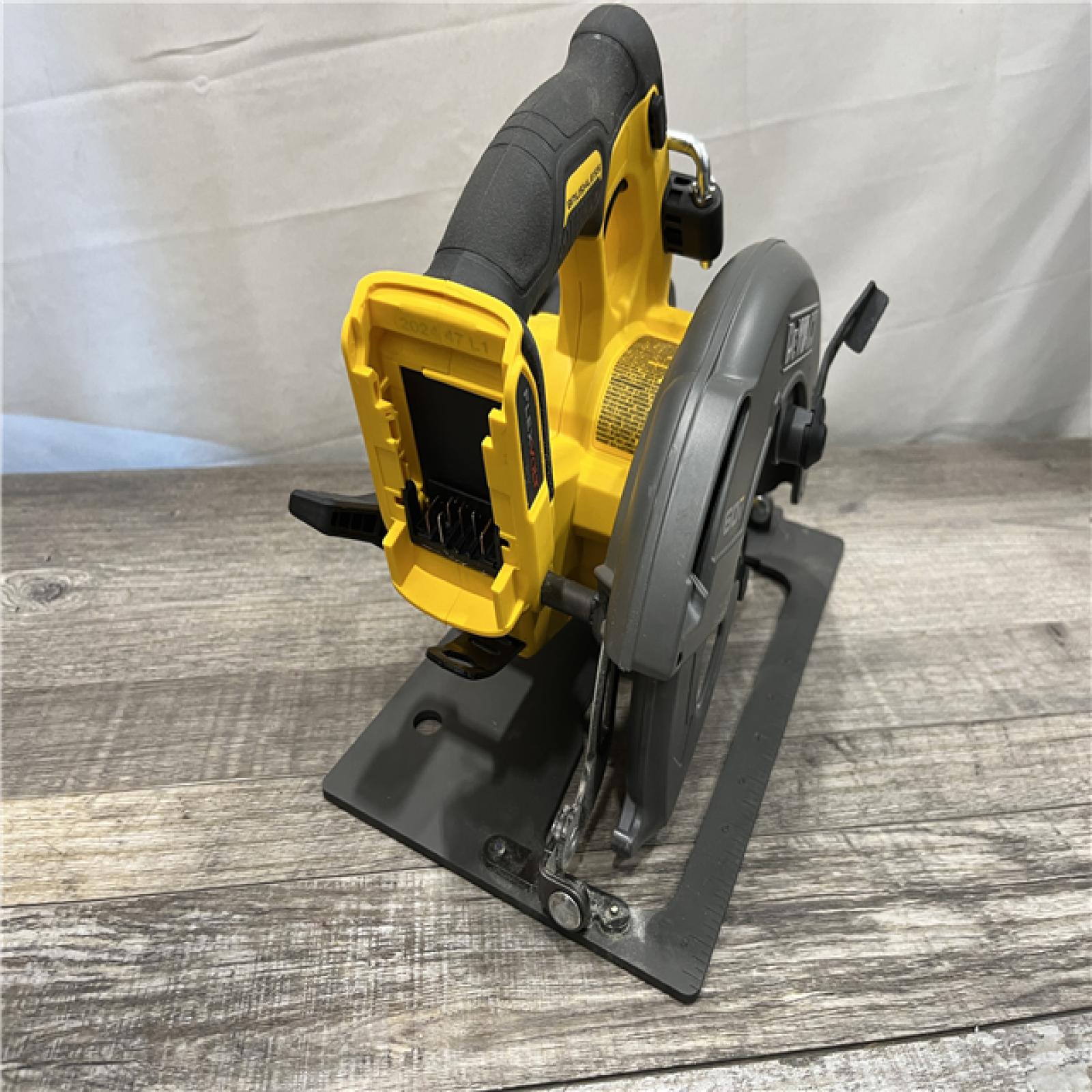 AS-IS DEWALT FLEXVOLT 60V MAX Cordless Brushless 7-1/4 in. Circular Saw with Brake (Tool Only)