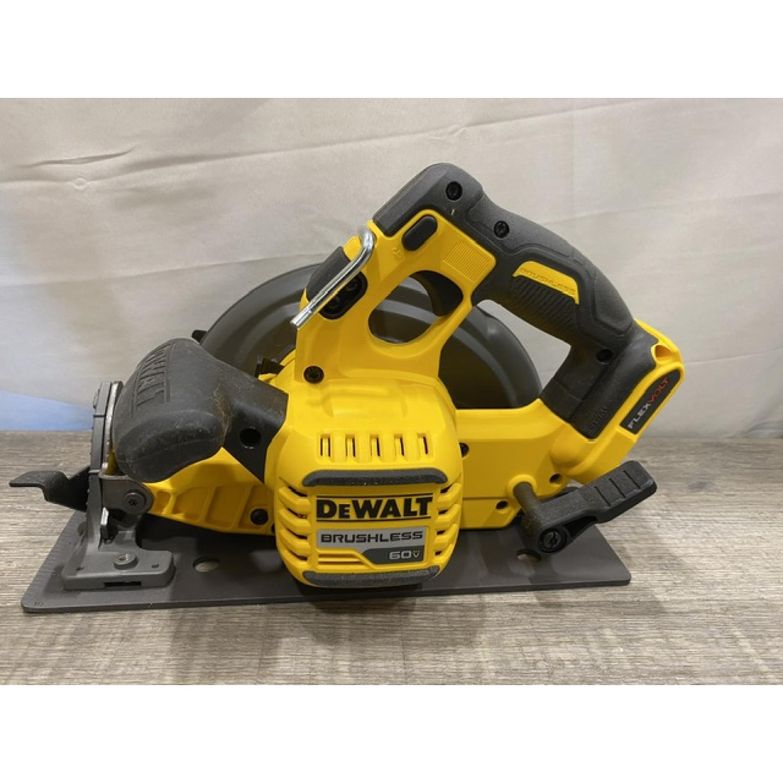 AS-IS DEWALT FLEXVOLT 60V MAX Cordless Brushless 7-1/4 in. Sidewinder Style Circular Saw Kit