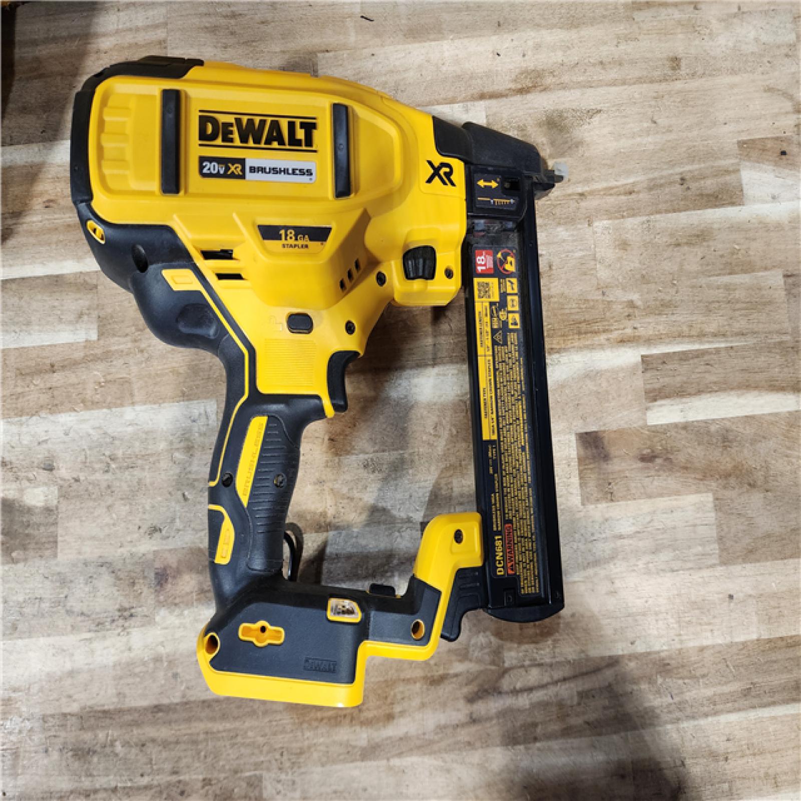 HOUSTON LOCATION - AS-IS DEWALT 20V MAX XR Lithium-Ion Cordless 18-Gauge Narrow Crown Stapler Kit