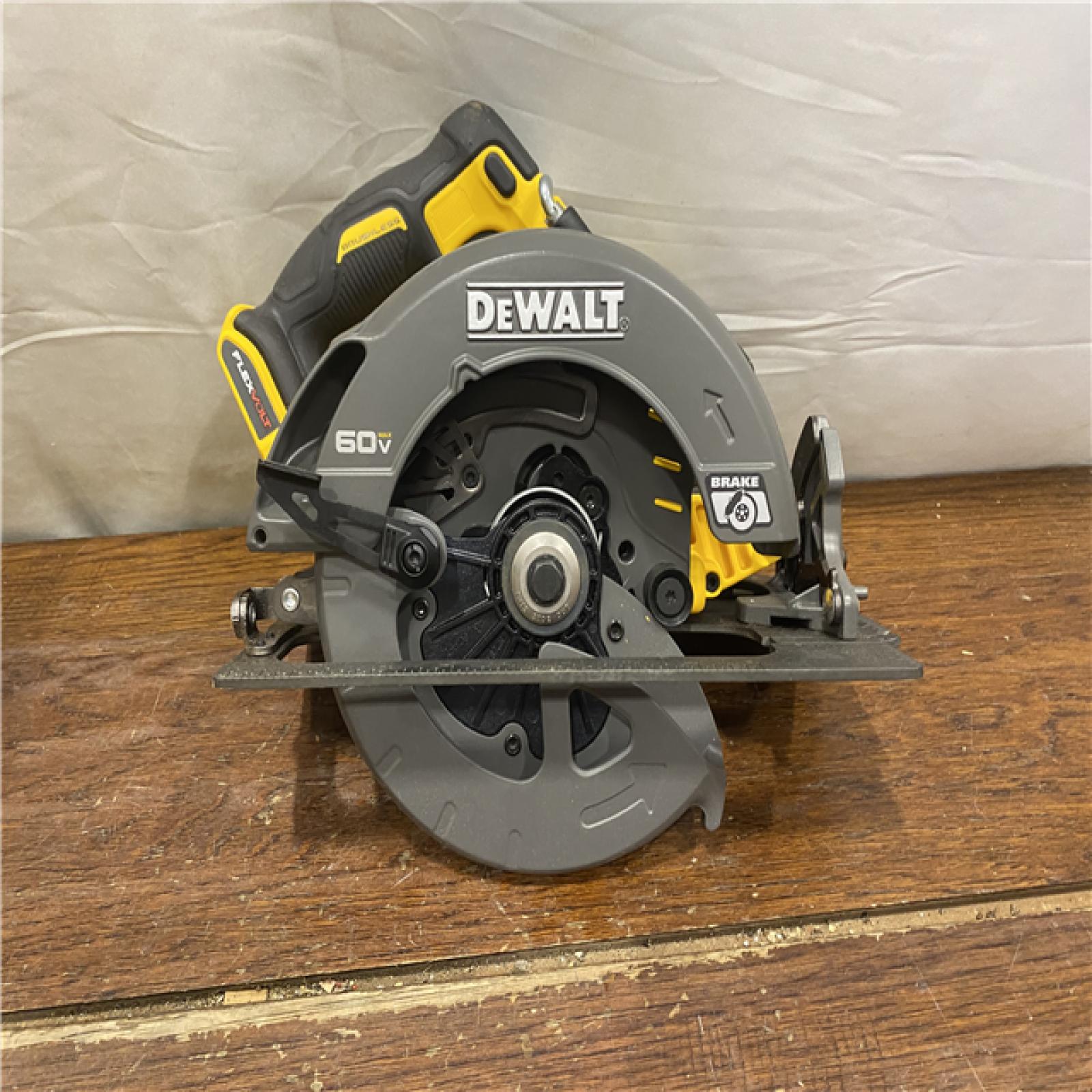 AS-IS DeWALT Flexvolt Max 7-1/4  60V Brushless Circular Saw DCS578B
