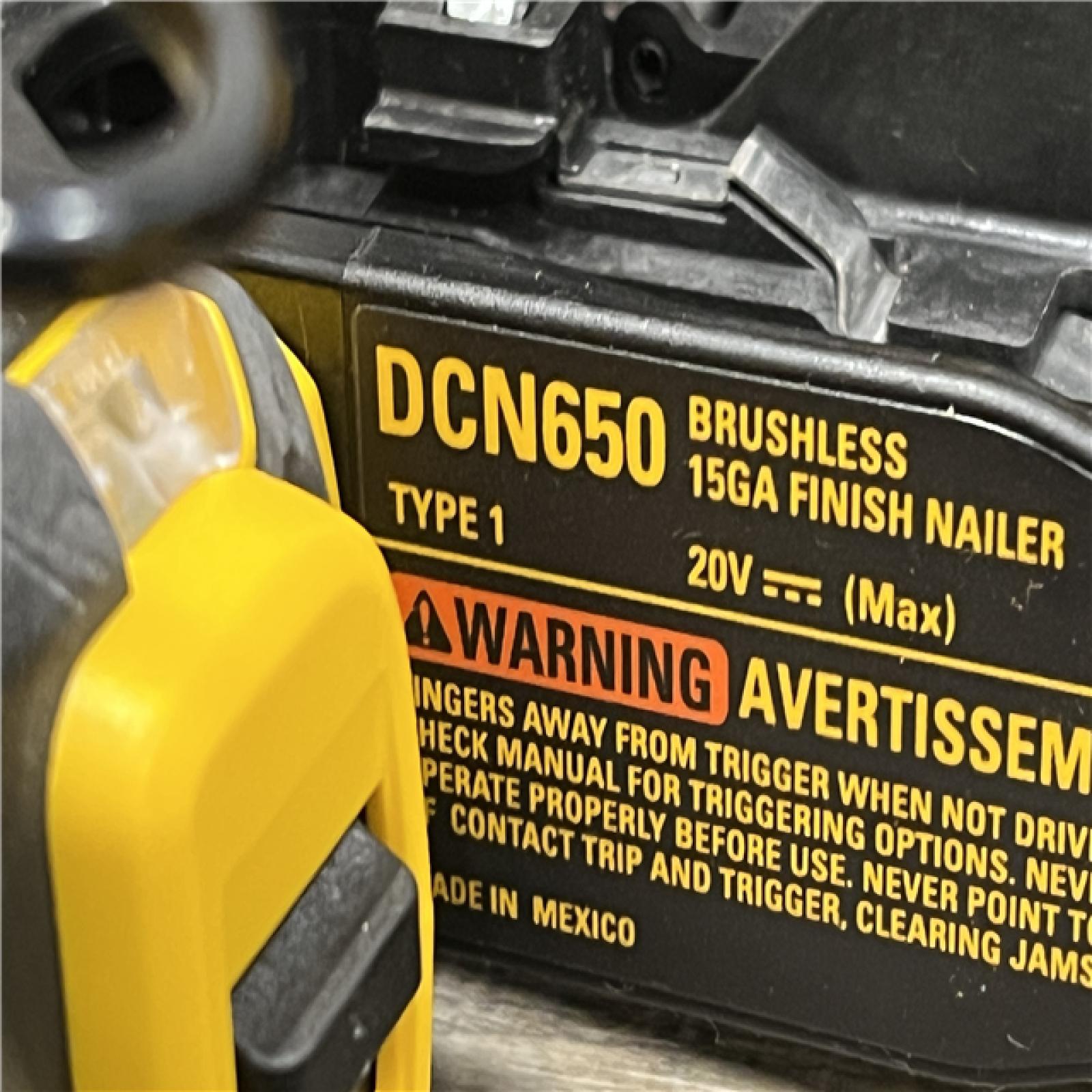 AS-IS DEWALT 20V MAX XR Lithium-Ion Cordless 2-1/2 in. 15-Gauge Finish Nailer Kit
