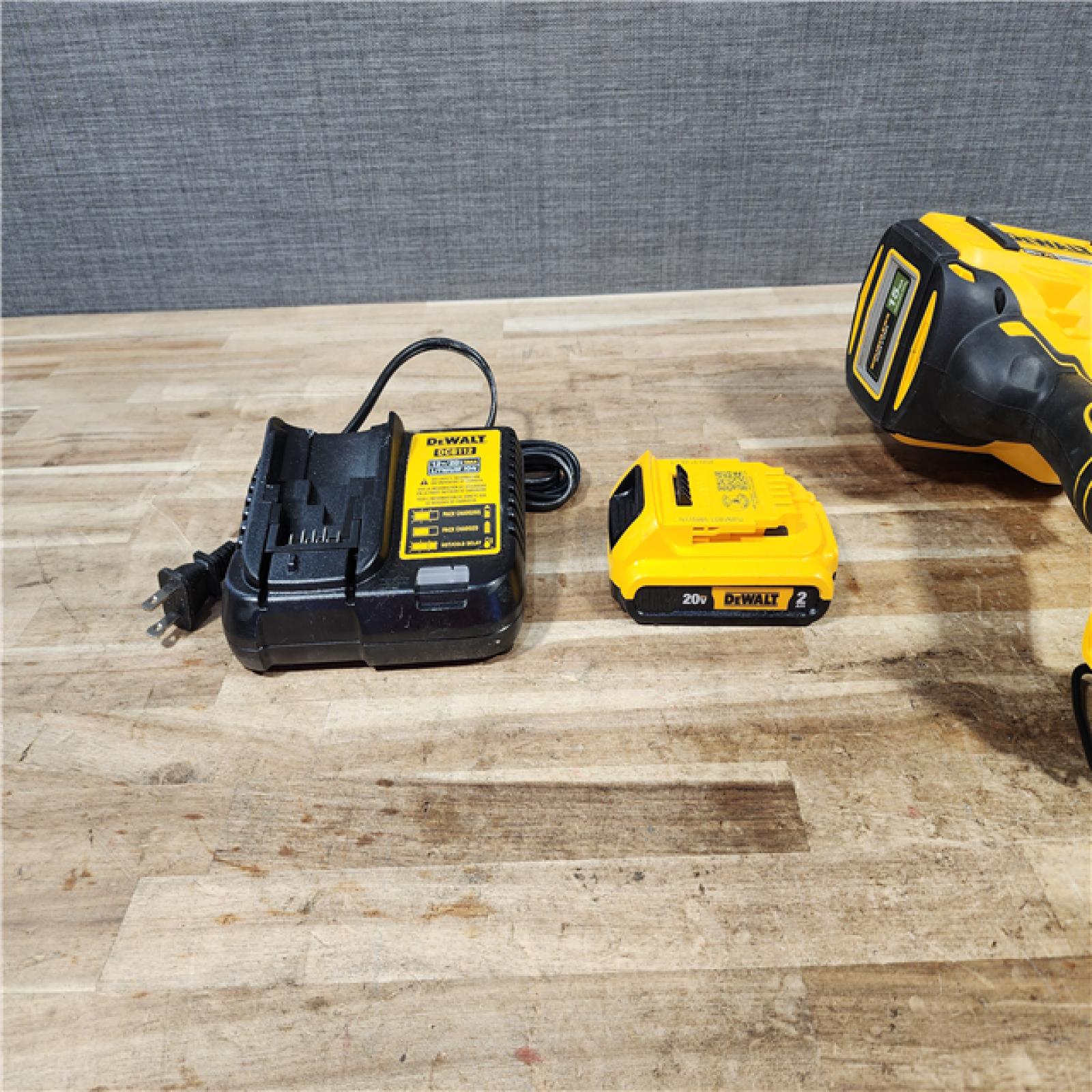 HOUSTON LOCATION - AS - IS DEWALT 20V MAX XR Lithium-Ion Cordless 2-1/2 in. 15-Gauge Finish Nailer Kit