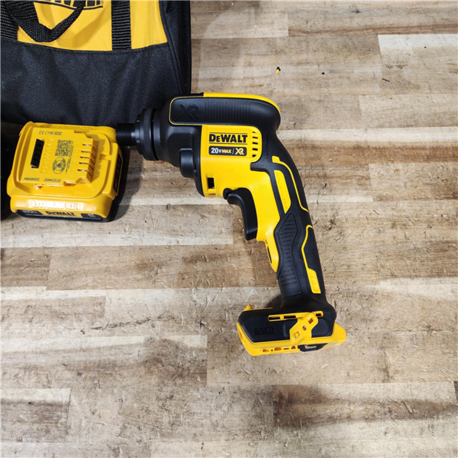 HOUSTON LOCATION - AS - IS DEWALT 20V MAX XR Cordless Brushless Drywall Screw Gun Threaded Clutch Housing COMBO KIT