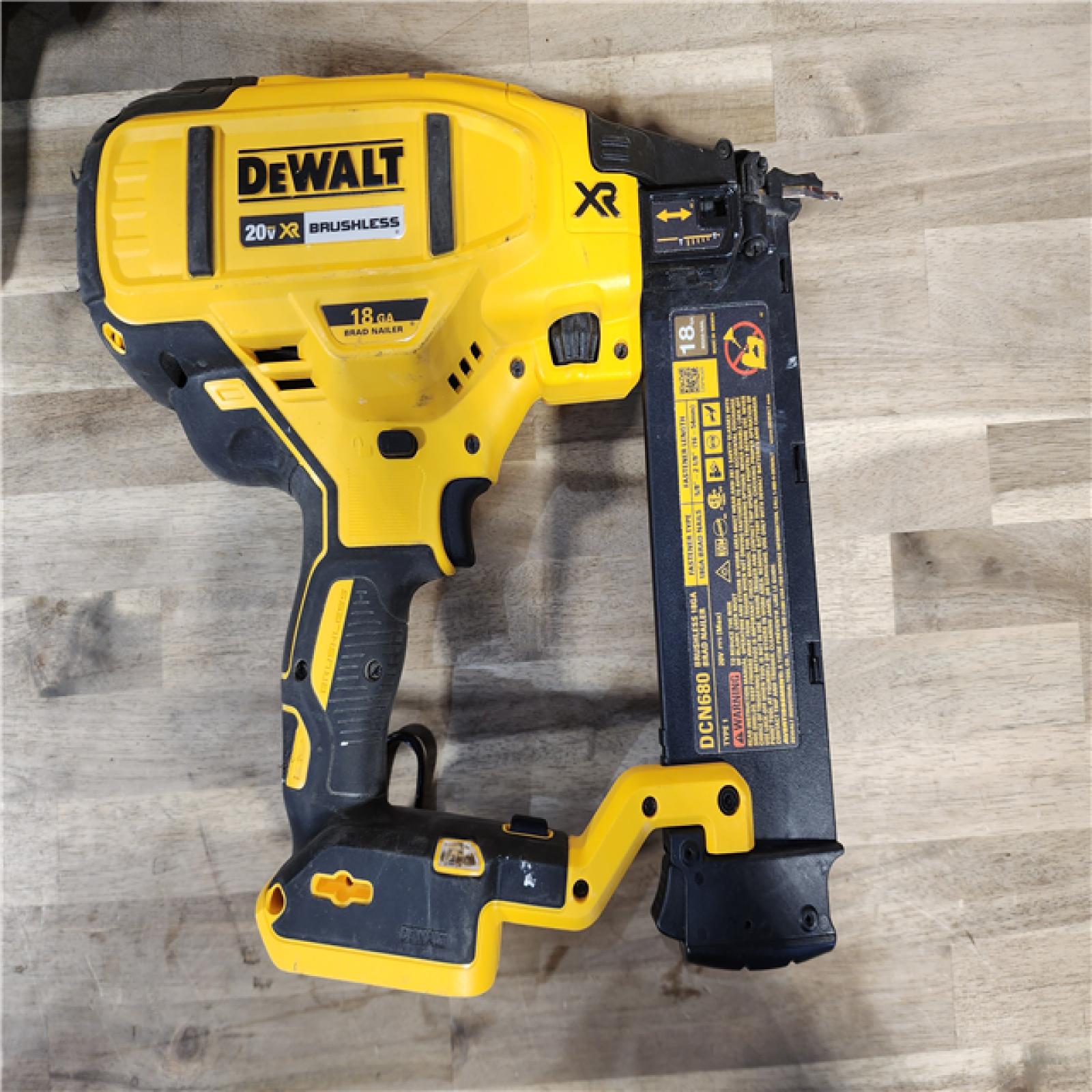 HOUSTON LOCATION - AS-IS DEWALT 20V MAX XR 18 Gauge Brad Nailer Kit