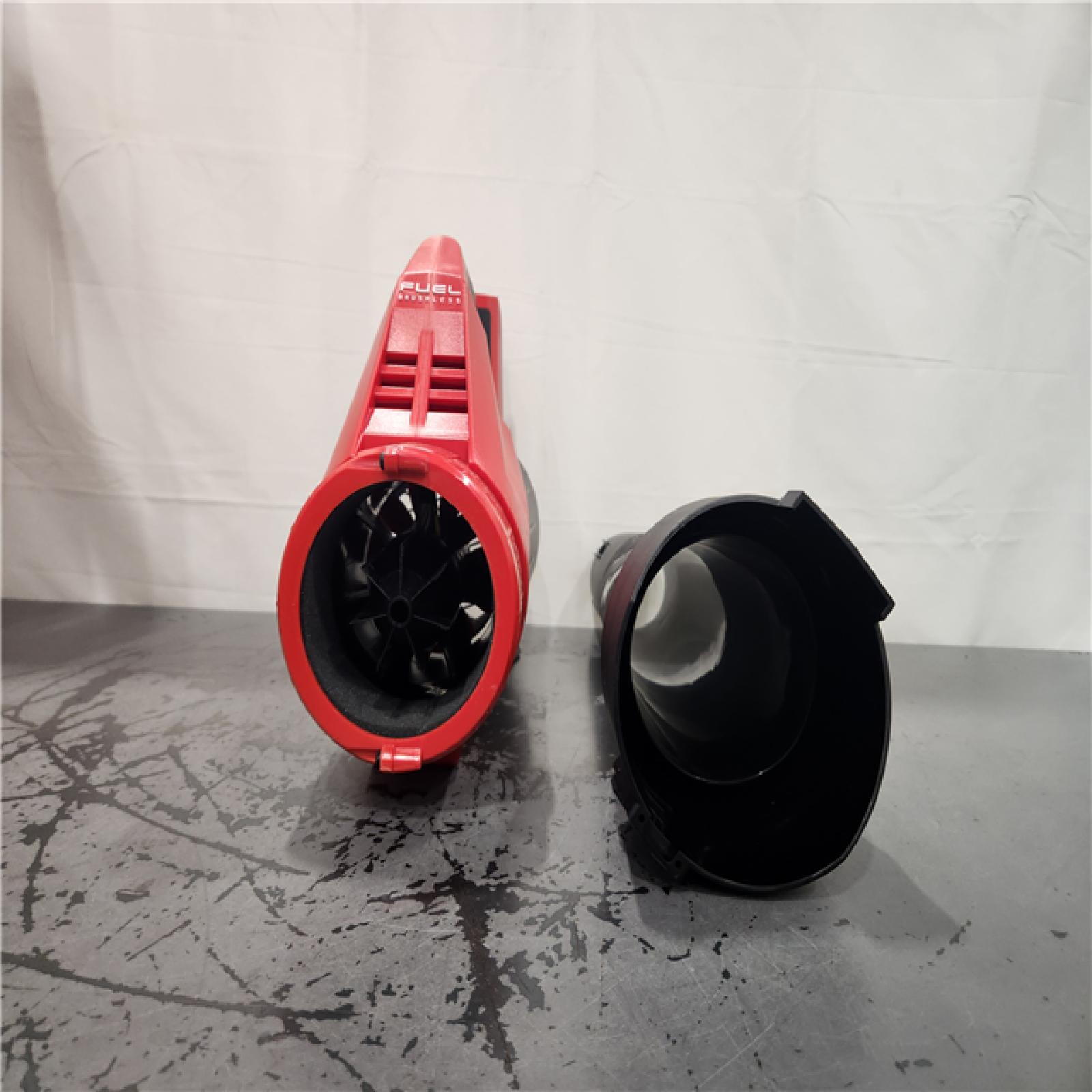 AS-IS- Milwaukee M18 FUEL 120 MPH 500 CFM 18V Brushless Cordless Battery Powered Leaf Blower Kit