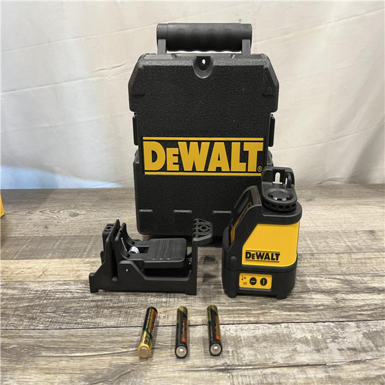 LIKE NEW - DEWALT 165 ft. Red Self-Leveling Cross-Line Laser Level Kit