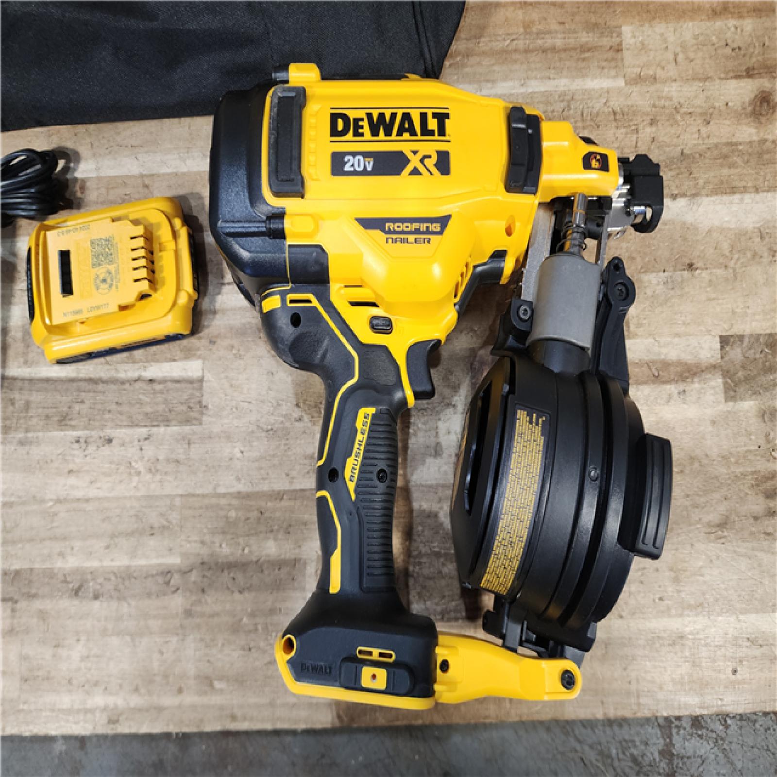 HOUSTON LOCATION - AS - IS DEWALT 20V MAX Lithium-Ion 15-Degree Electric Cordless Roofing Nailer Kit