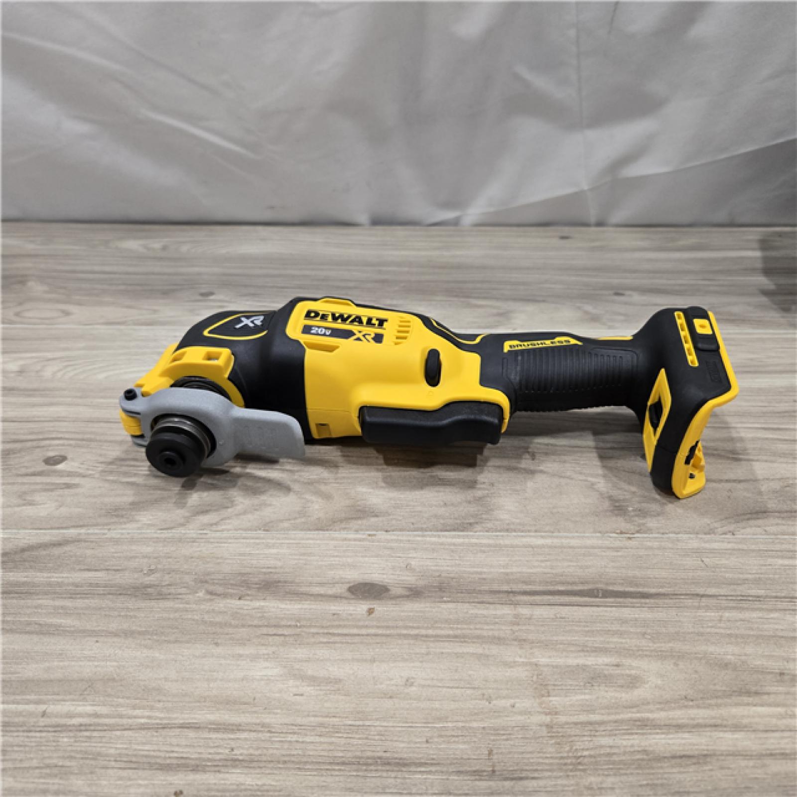 AS-IS DEWALT Cordless 3-Speed Oscillating Multi Tool Kit