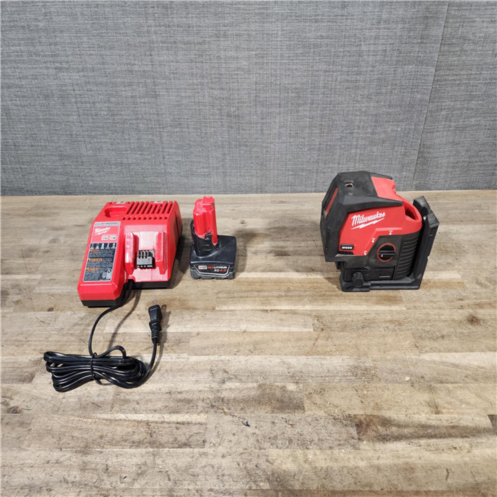 HOUSTON LOCATION - AS-IS Milwaukee Green 125 Ft. Cross Line and Plumb Points Laser Level Kit