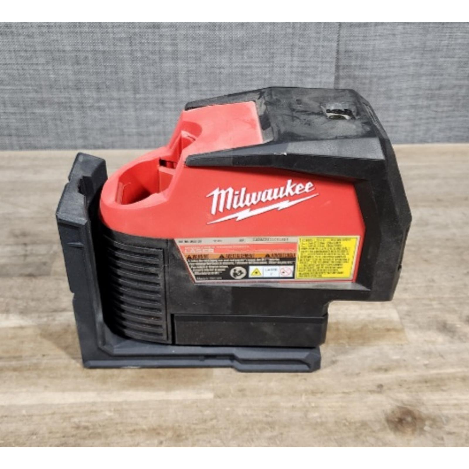 HOUSTON LOCATION - AS-IS Milwaukee Green 125 Ft. Cross Line and Plumb Points Laser Level Kit