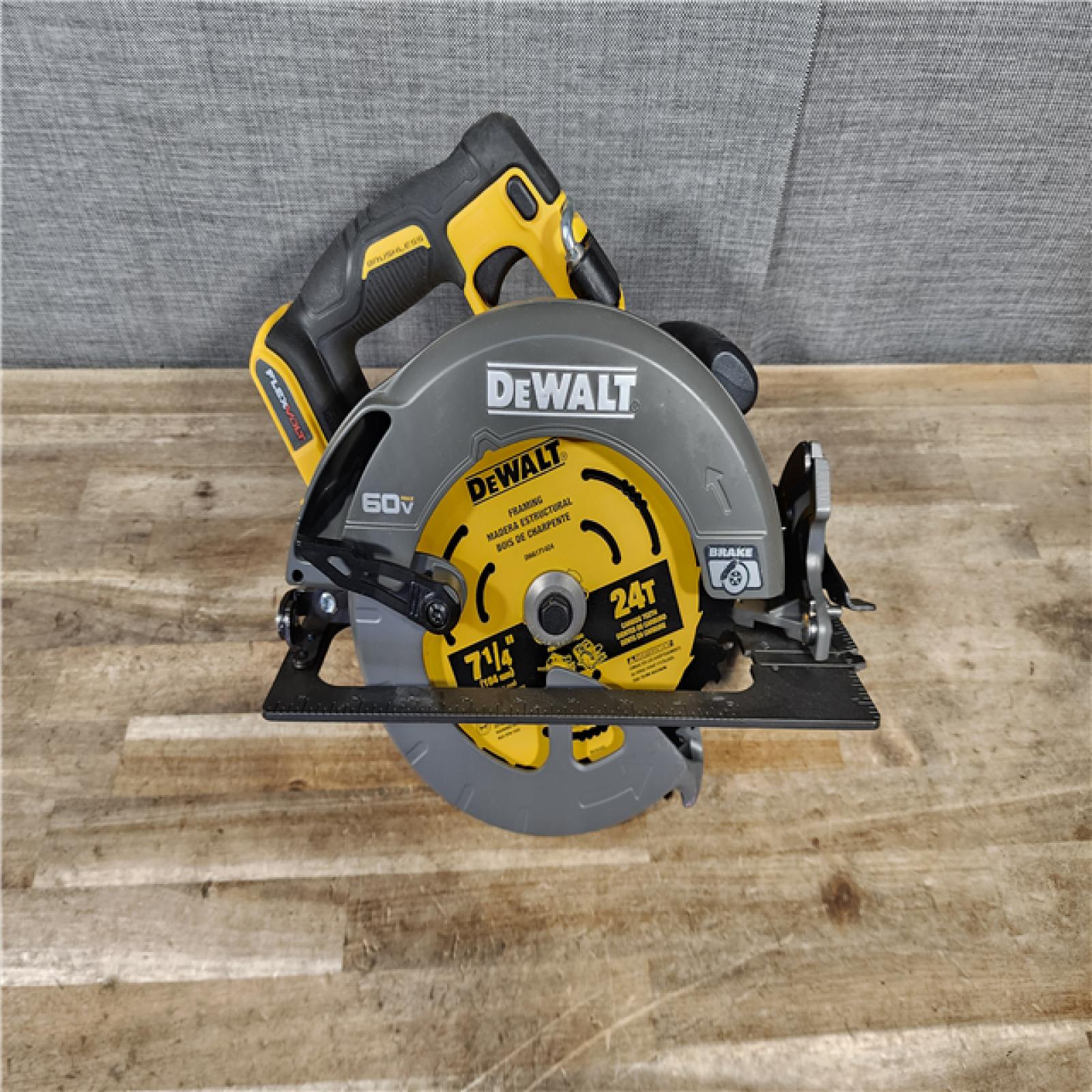 HOUSTON LOCATION - AS-IS DEWALT FLEXVOLT 60V MAX Cordless Brushless 7-1/4 in. Circular Saw with Brake (Tool Only)