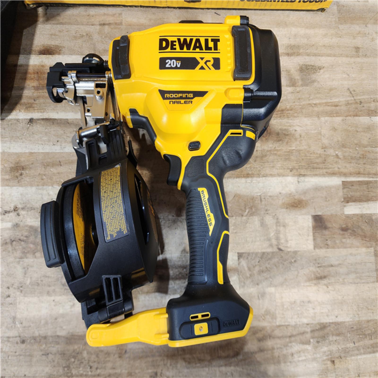 HOUSTON LOCATION - AS-IS (APPEARS LIKE NEW) DEWALT 20V MAX Lithium-Ion 15-Degree Electric Cordless Roofing Nailer Kit