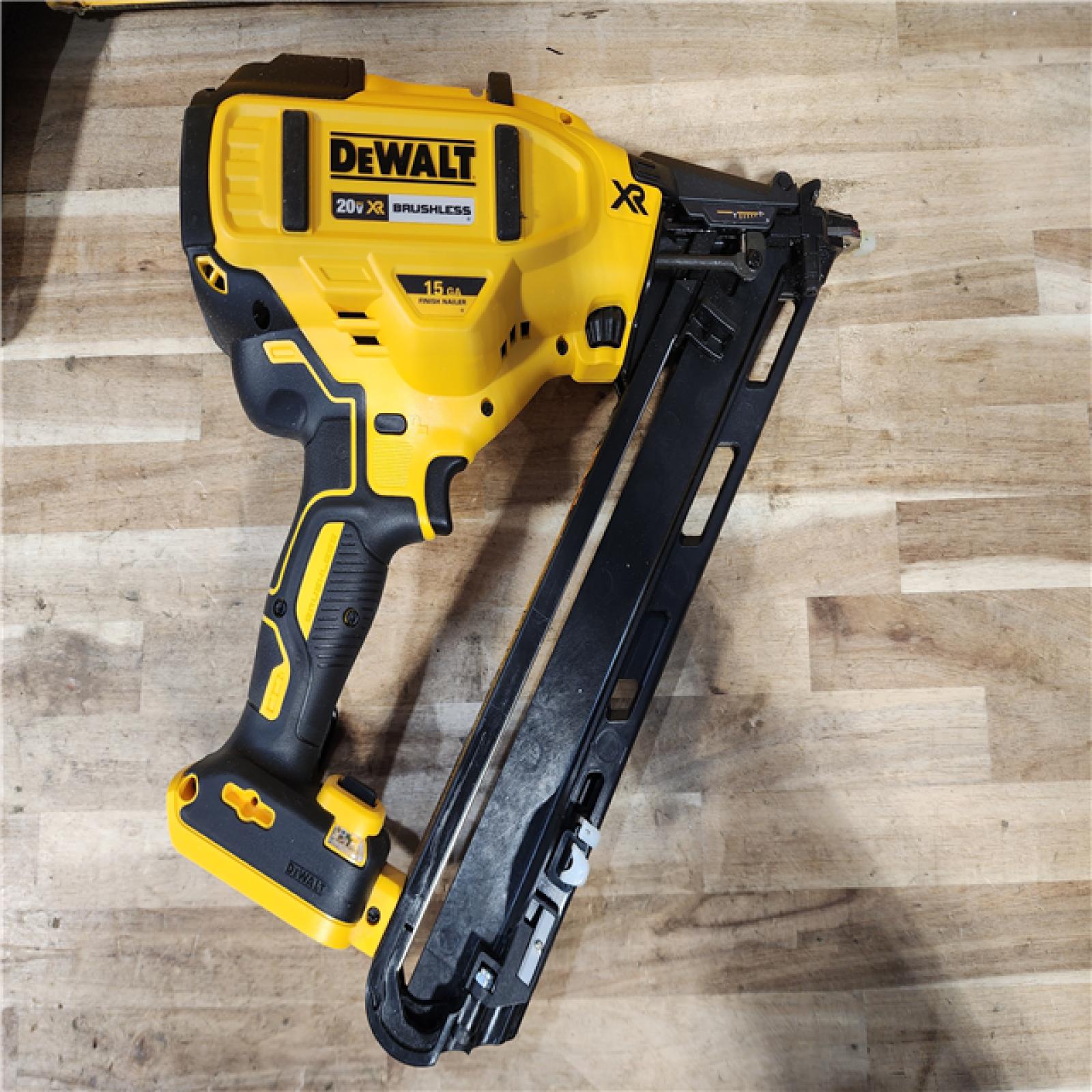 HOUSTON LOCATION - AS-IS DEWALT 20V MAX XR Lithium-Ion Cordless 2-1/2 in. 15-Gauge Finish Nailer Kit