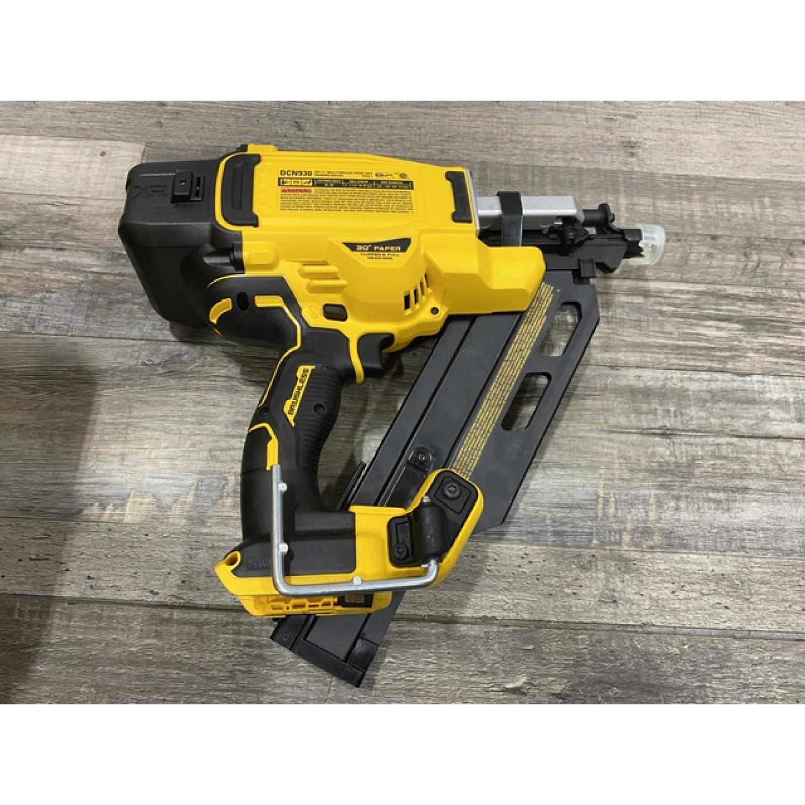 AS-IS DEWALT 20-Volt 30° Cordless Framing Nailer Kit