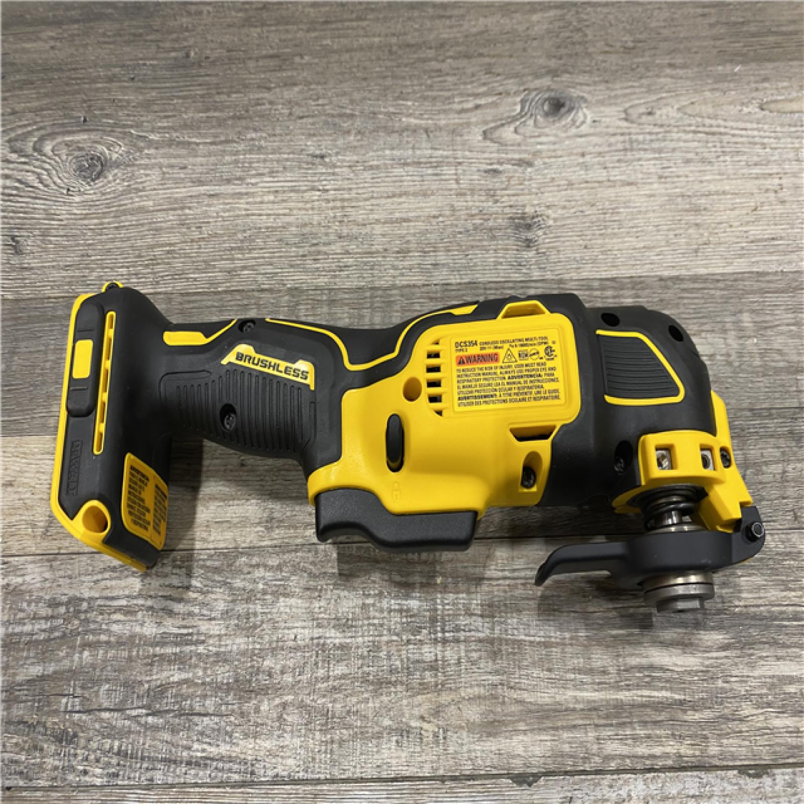 LIKE NEW - DEWALT ATOMIC 20V MAX Cordless Brushless Oscillating Multi Tool Kit
