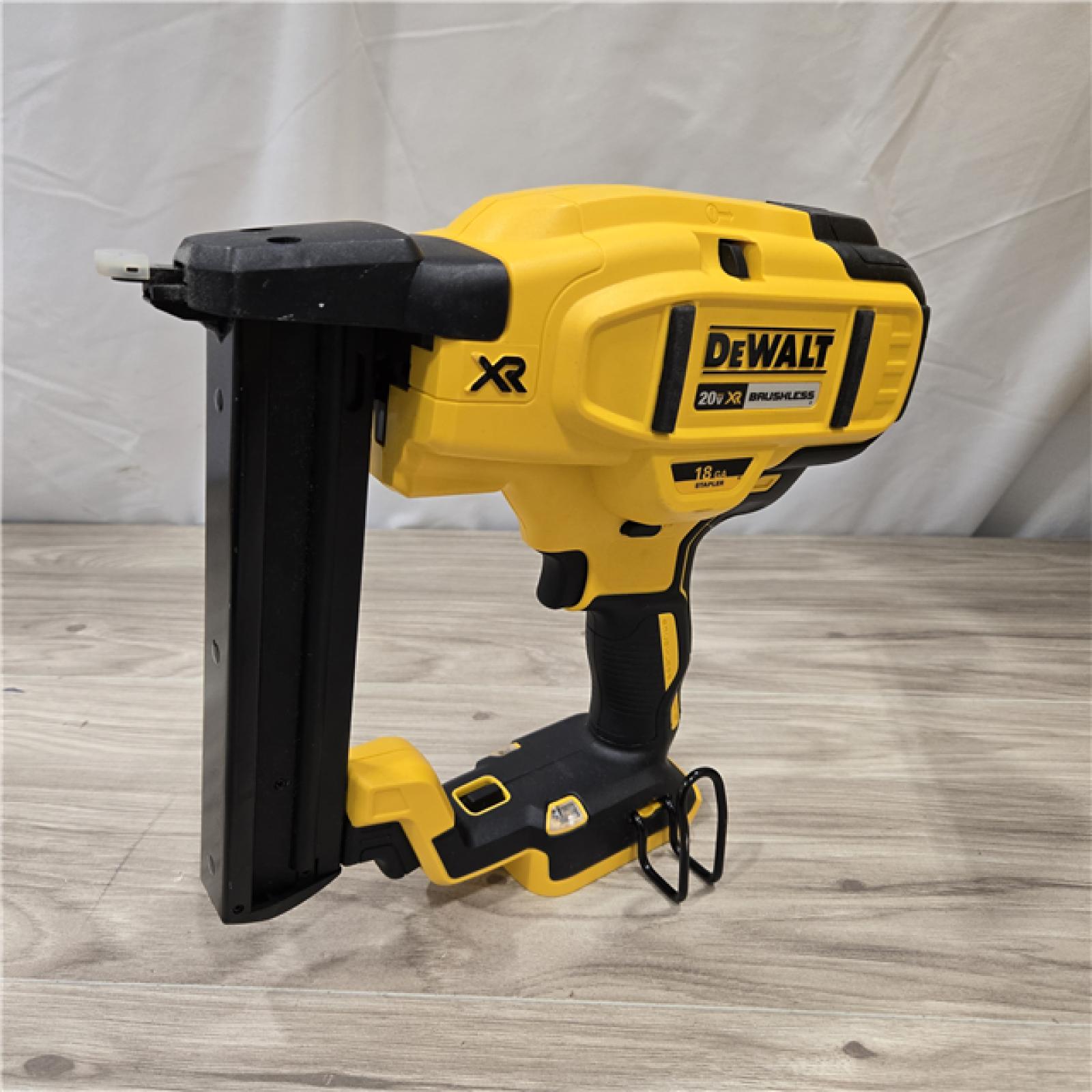 AS-IS DeWALT DCN681D1 20V MAX 18ga Cordless Narrow Crown Stapler Kit