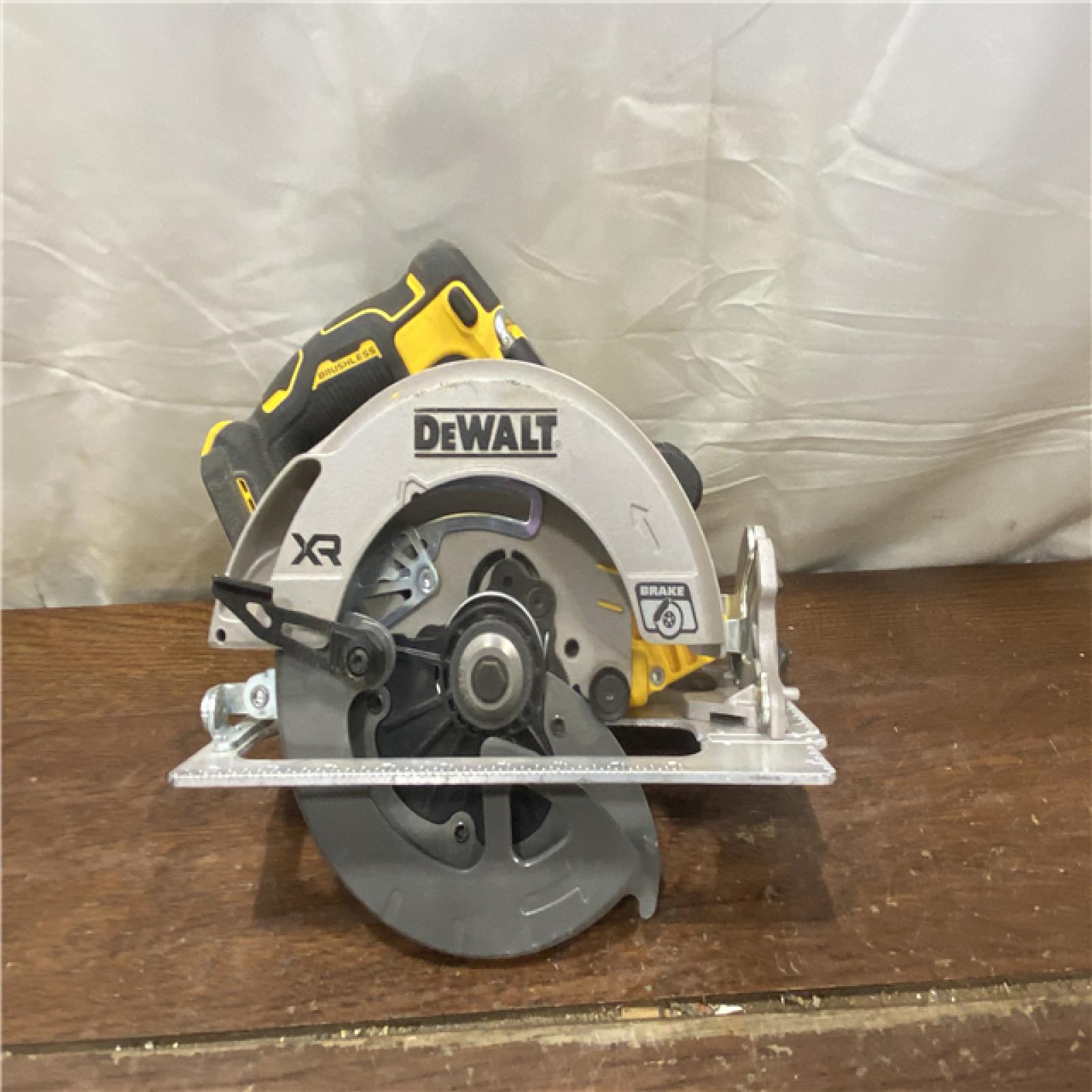 AS-IS DEWALT 20-Volt MAX 7-1/4 in. Cordless Circular Saw (Tool Only)
