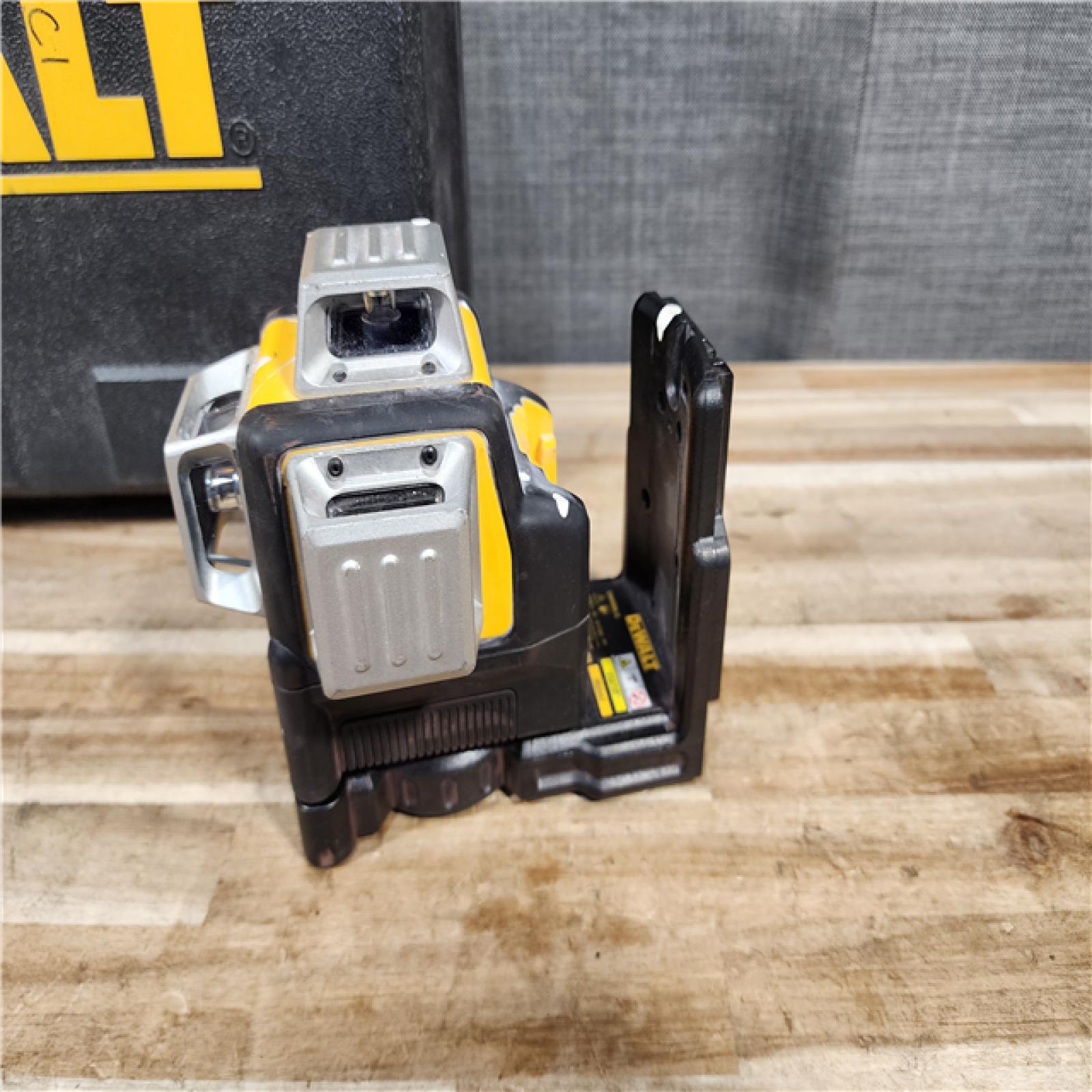 HOUSTON LOCATION - AS-IS DEWALT 12V MAX Lithium-Ion 100 ft. Green Self-Leveling 3-Beam 360 Degree Laser Level Kit