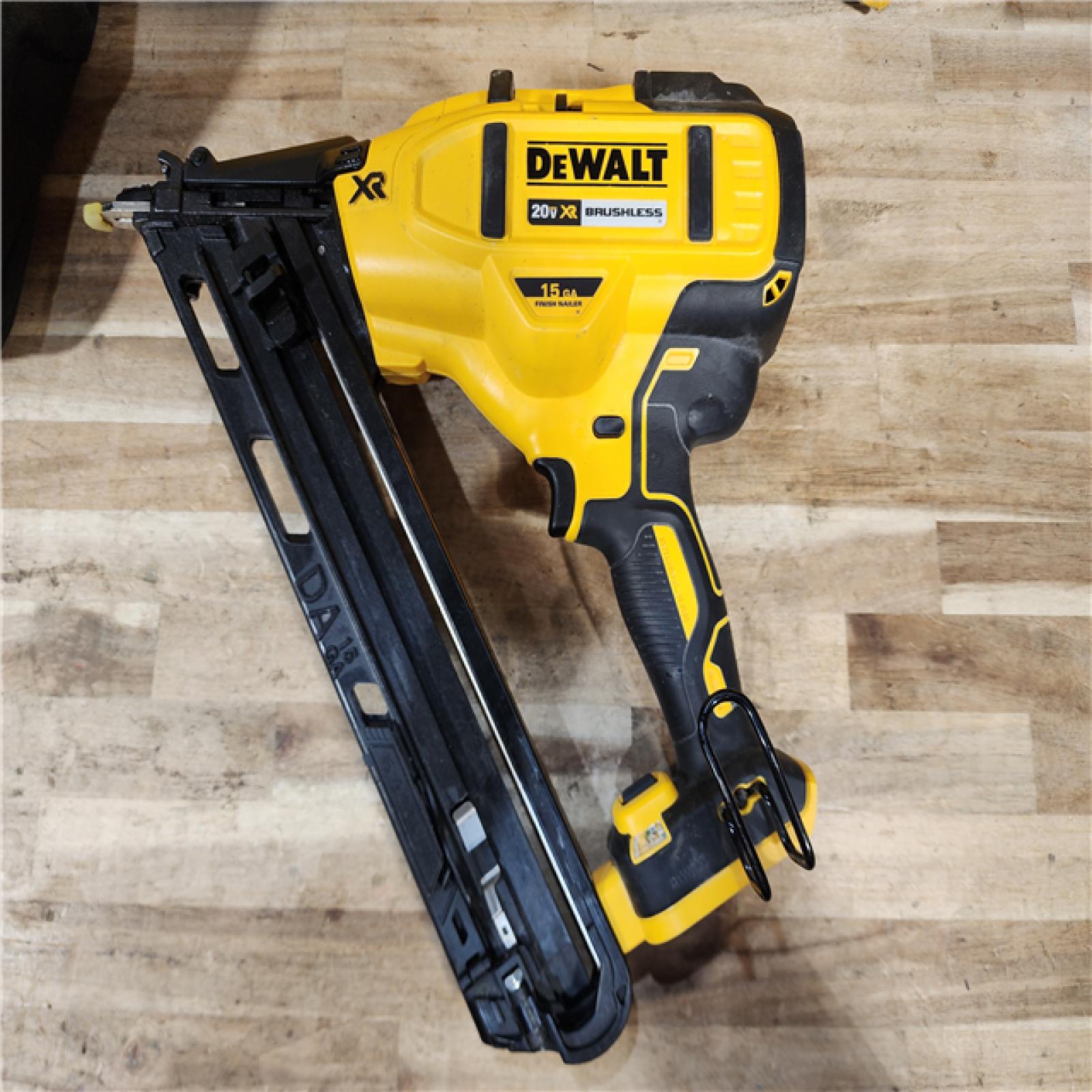 HOUSTON LOCATION - AS-IS DEWALT 20V MAX XR Lithium-Ion Cordless 2-1/2 in. 15-Gauge Finish Nailer Kit