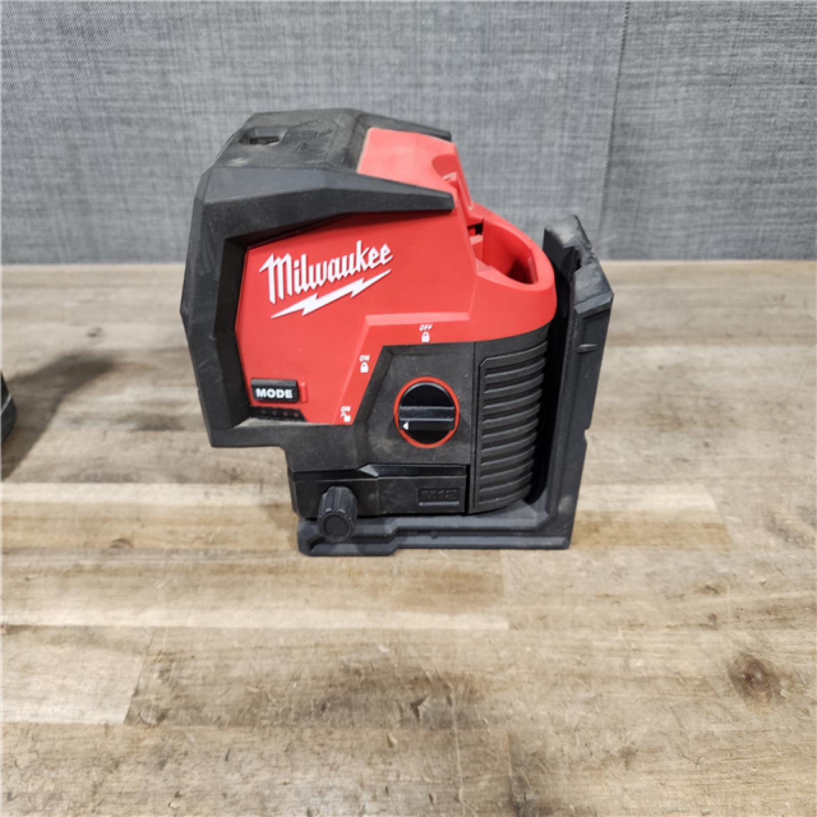 HOUSTON LOCATION - AS-IS Milwaukee Green 125 Ft. Cross Line and Plumb Points Laser Level Kit