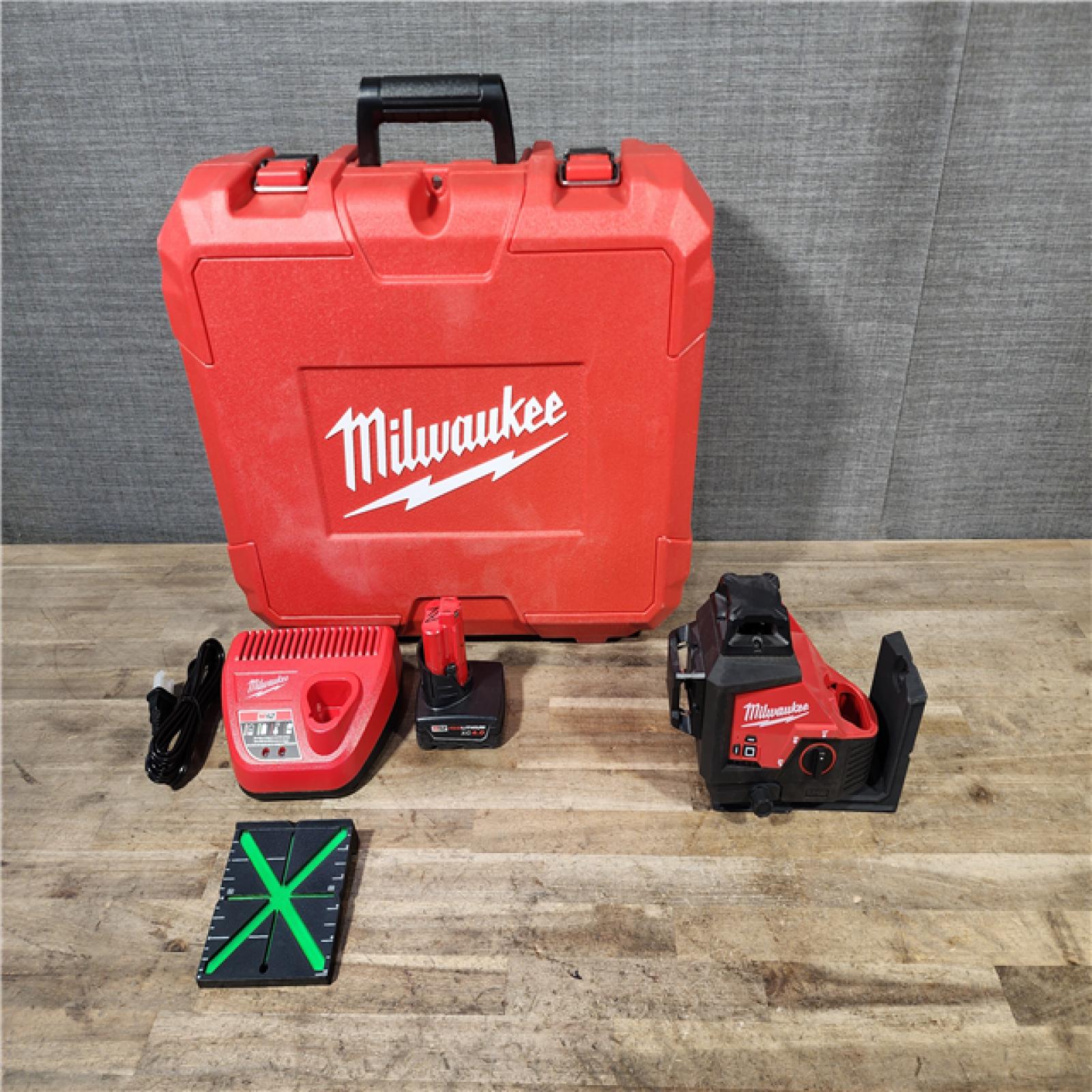 HOUSTON LOCATION - AS-IS Milwaukee-3632-21 M12 Green Beam Laser 360° 3-Plane Kit