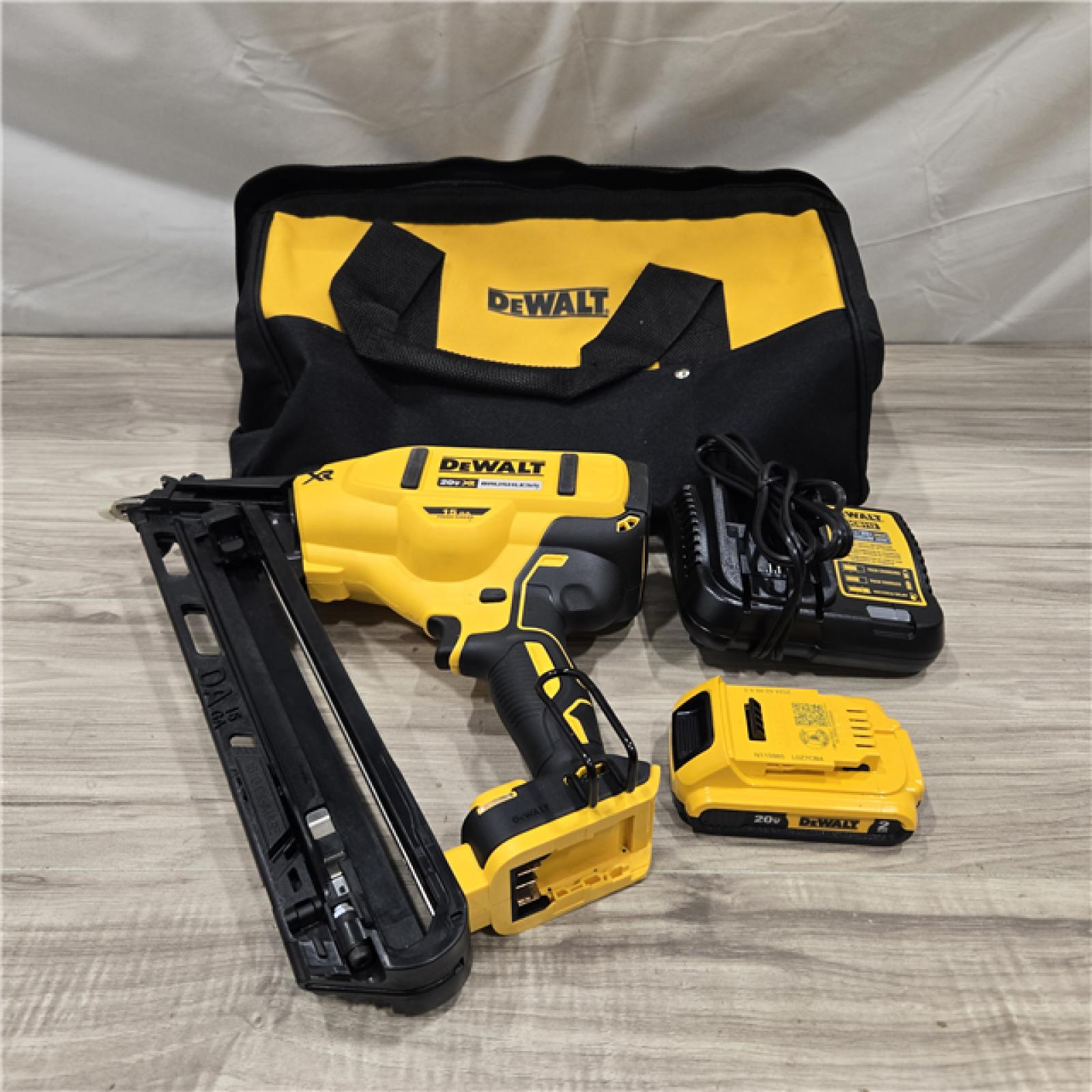 AS-IS DeWalt 15 GA  ANGLED FINISH NAILER KIT