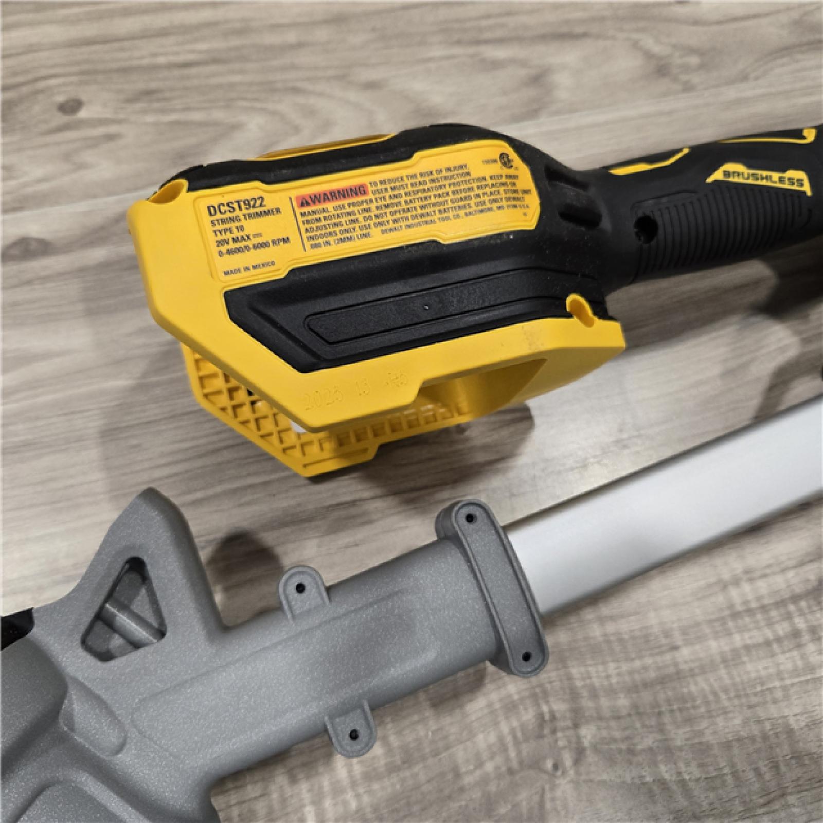 LIKE NEW! - DEWALT 20V MAX Cordless String Trimmer & Blower Combo Kit