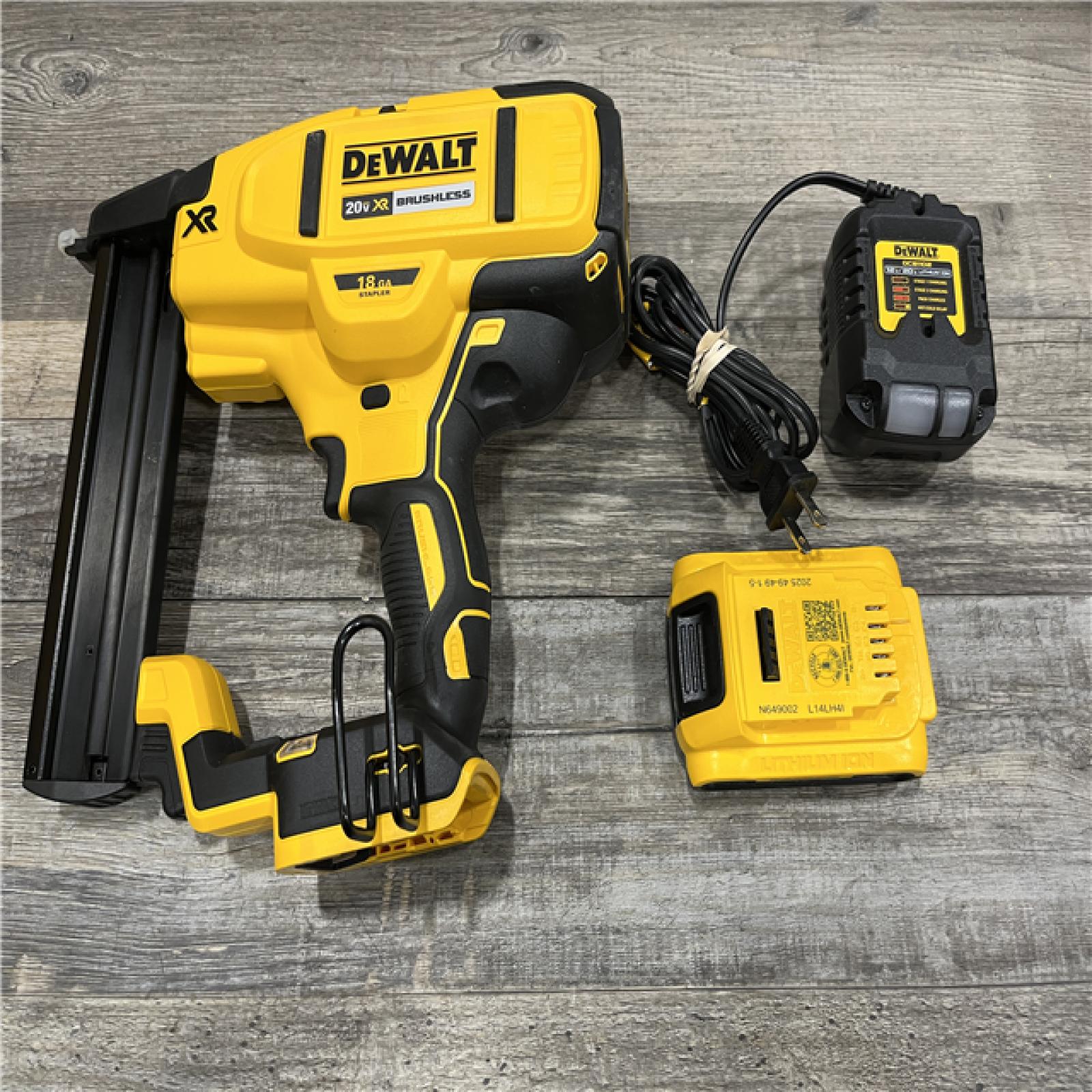 AS-IS DEWALT 20V MAX XR Lithium-Ion Cordless 18-Gauge Narrow Crown Stapler Kit