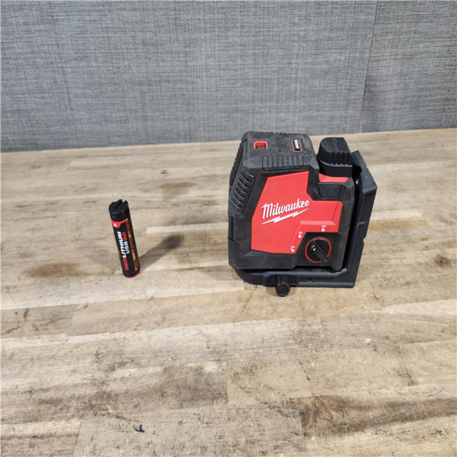 HOUSTON LOCATION - AS-IS Milwaukee-3522-21 Green Beam Laser Cross Line Plumb Point Rechargeable USB Kit