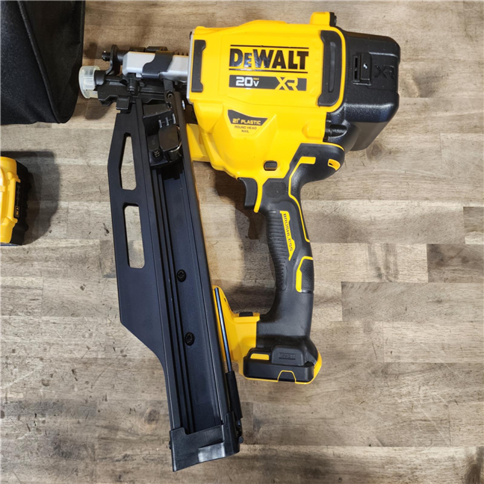 HOUSTON LOCATION - AS-IS DeWalt 20V MAX Cordless 21 Deg Framing Nailer Kit (Battery & Charger) 20 V