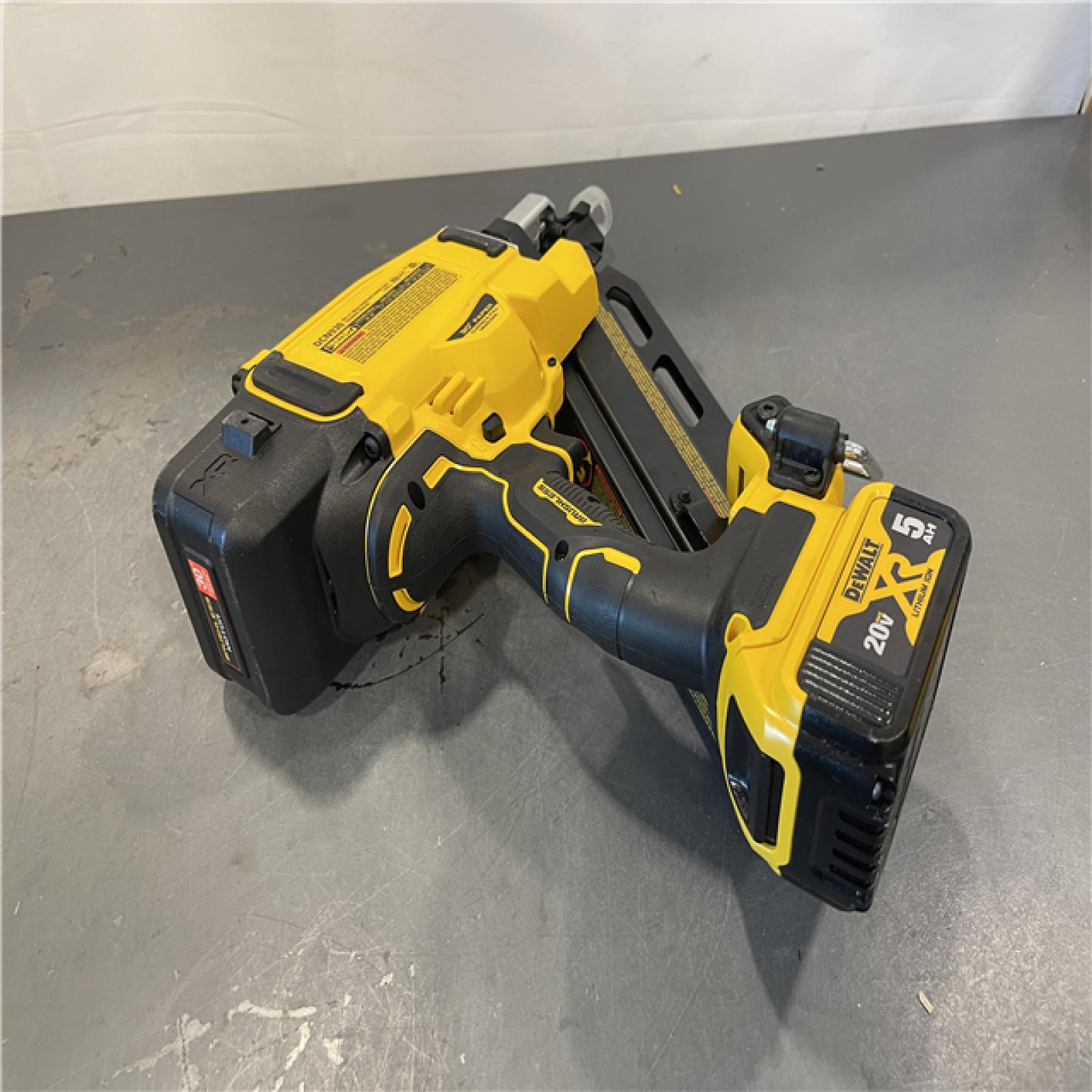 AS-IS - DeWalt 20-Volt 30° Cordless Framing Nailer Kit