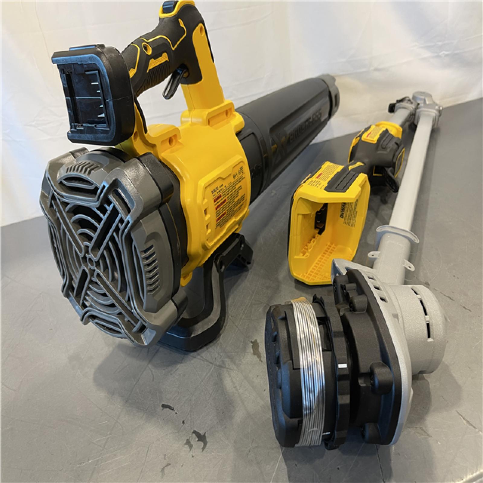 AS-IS - DEWALT 20V MAX Cordless Battery Powered String Trimmer & Blower Combo Kit