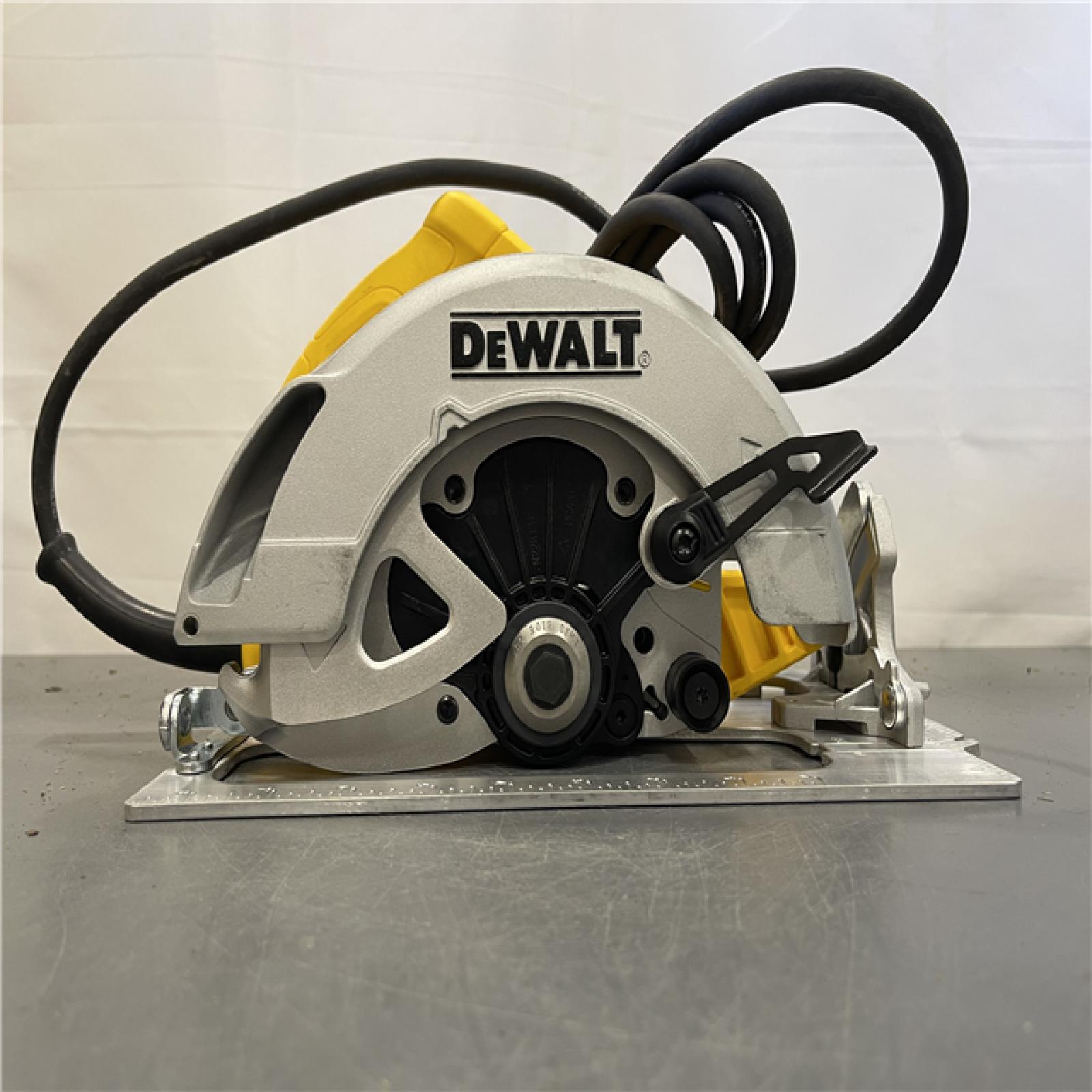 AS-IS - DeWalt 15 Amps 7-1/4 in. Corded Brushed Circular Saw Tool Only