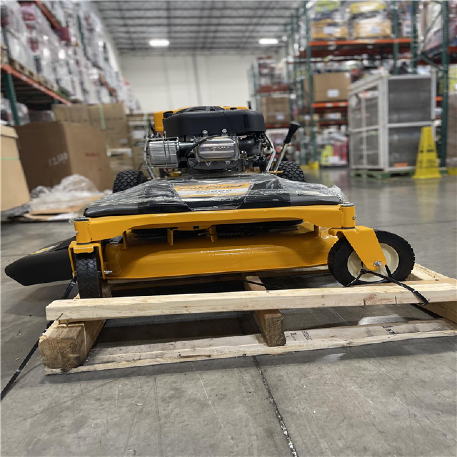 DALLAS LOCATION- CUB CADET CC800 33' WIDE CUT 344cc BRIGGS & STRATTON