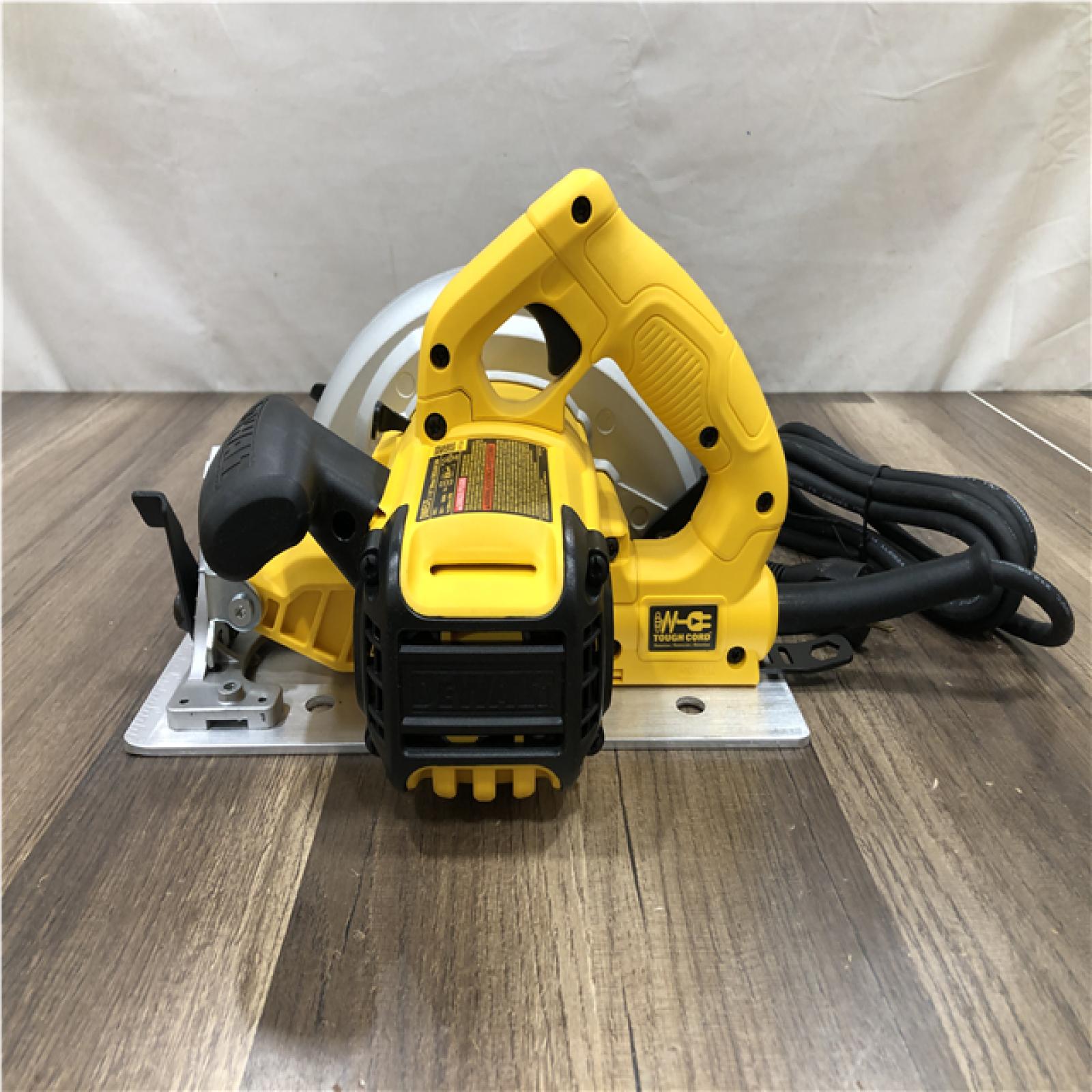 AS-IS DEWALT 15 Amp Corded 7-1/4 in. Lightweight Circular Saw